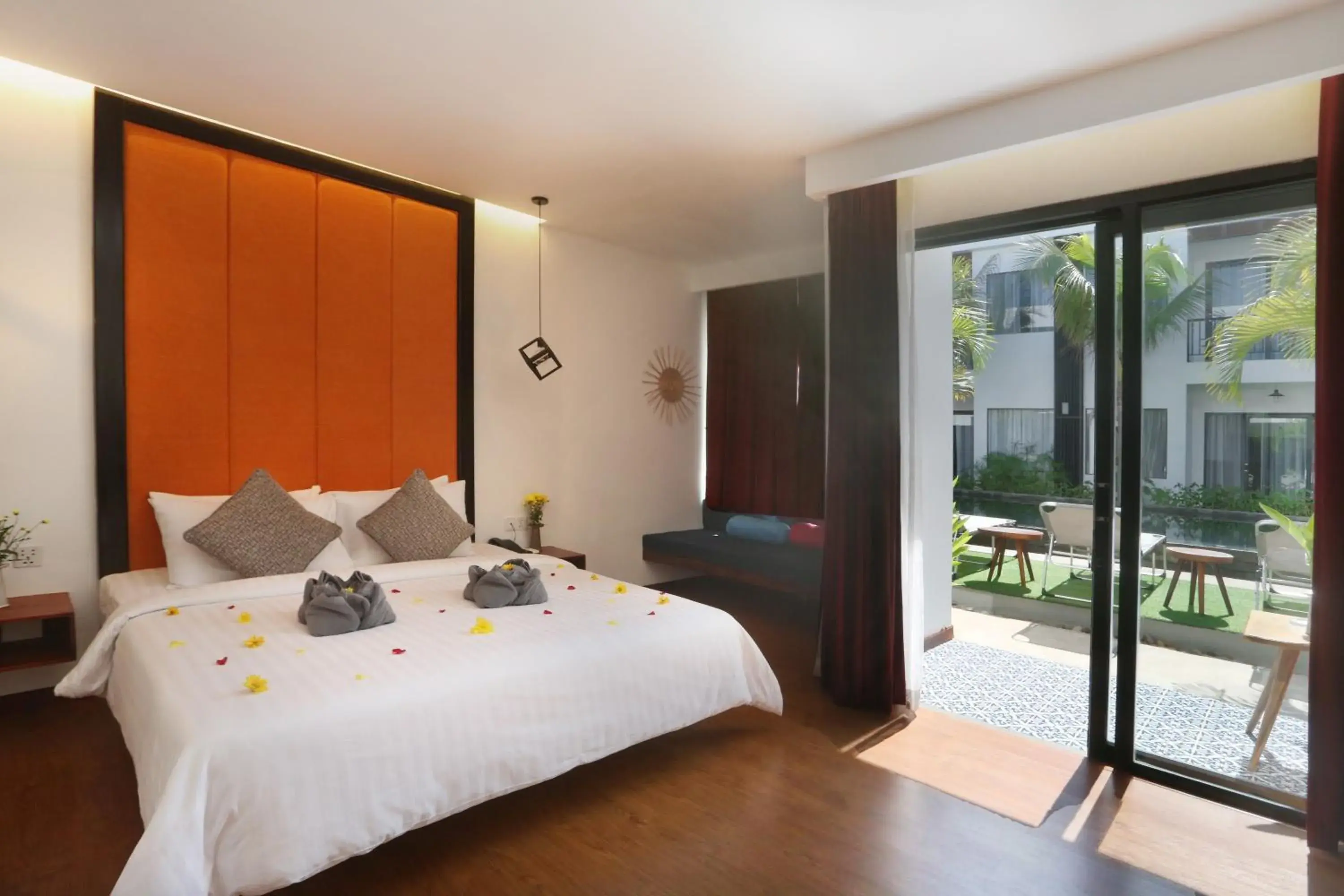 Bedroom, Bed in Central Corner d'Angkor Bedroom, Bed in Central Corner d'Angkor