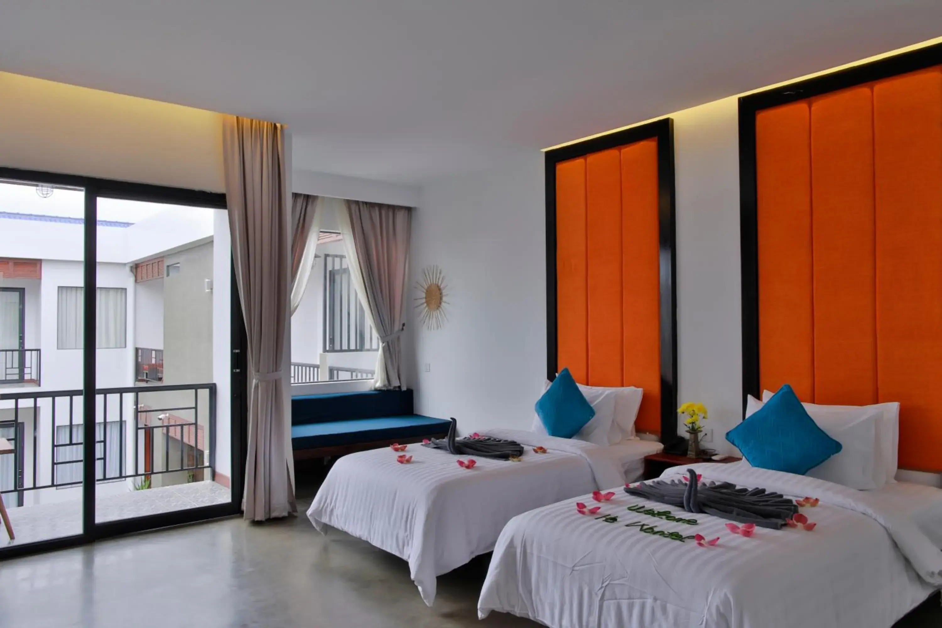 Bedroom, Bed in Central Corner d'Angkor Bedroom, Bed in Central Corner d'Angkor