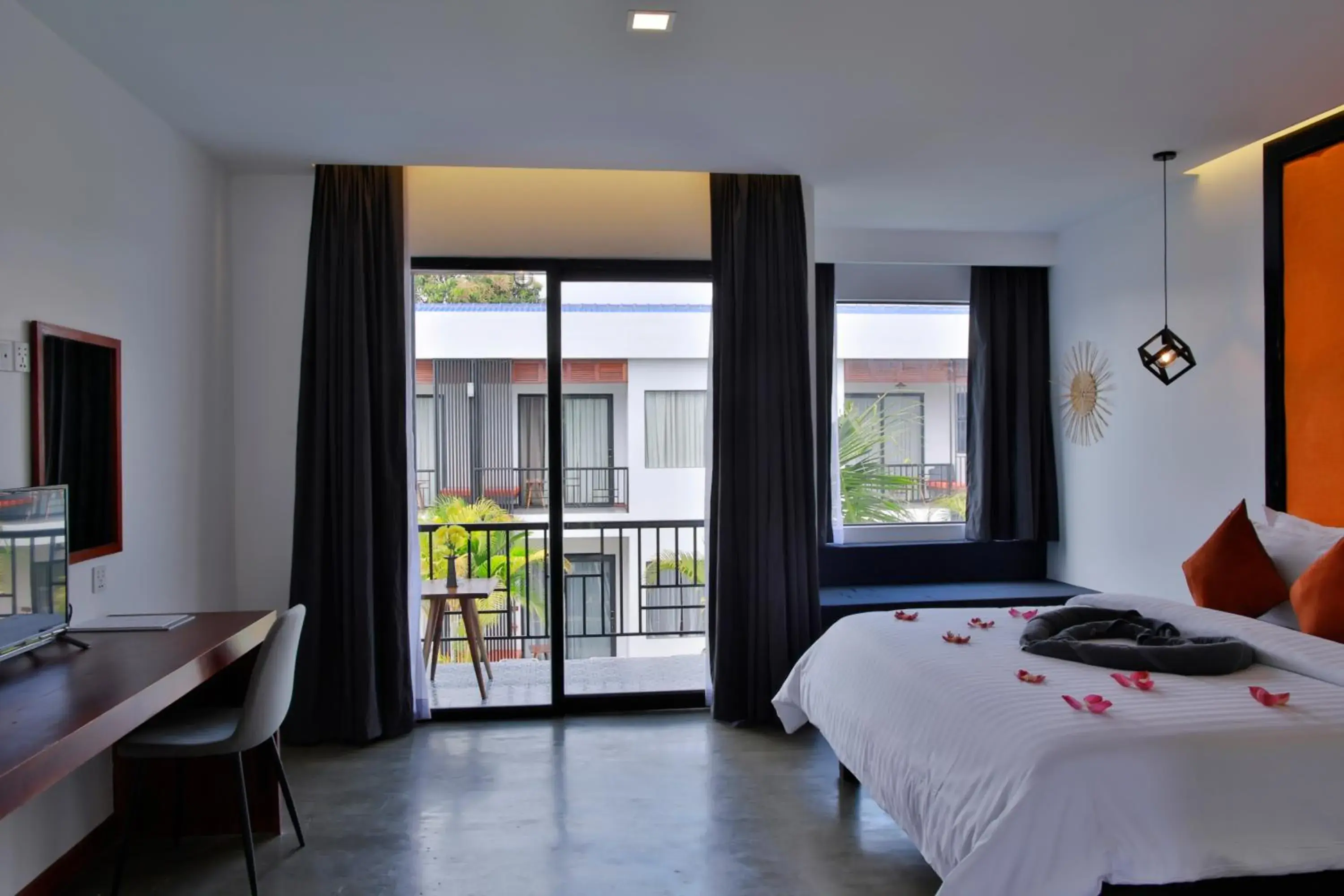 Bedroom, Bed in Central Corner d'Angkor Bedroom, Bed in Central Corner d'Angkor