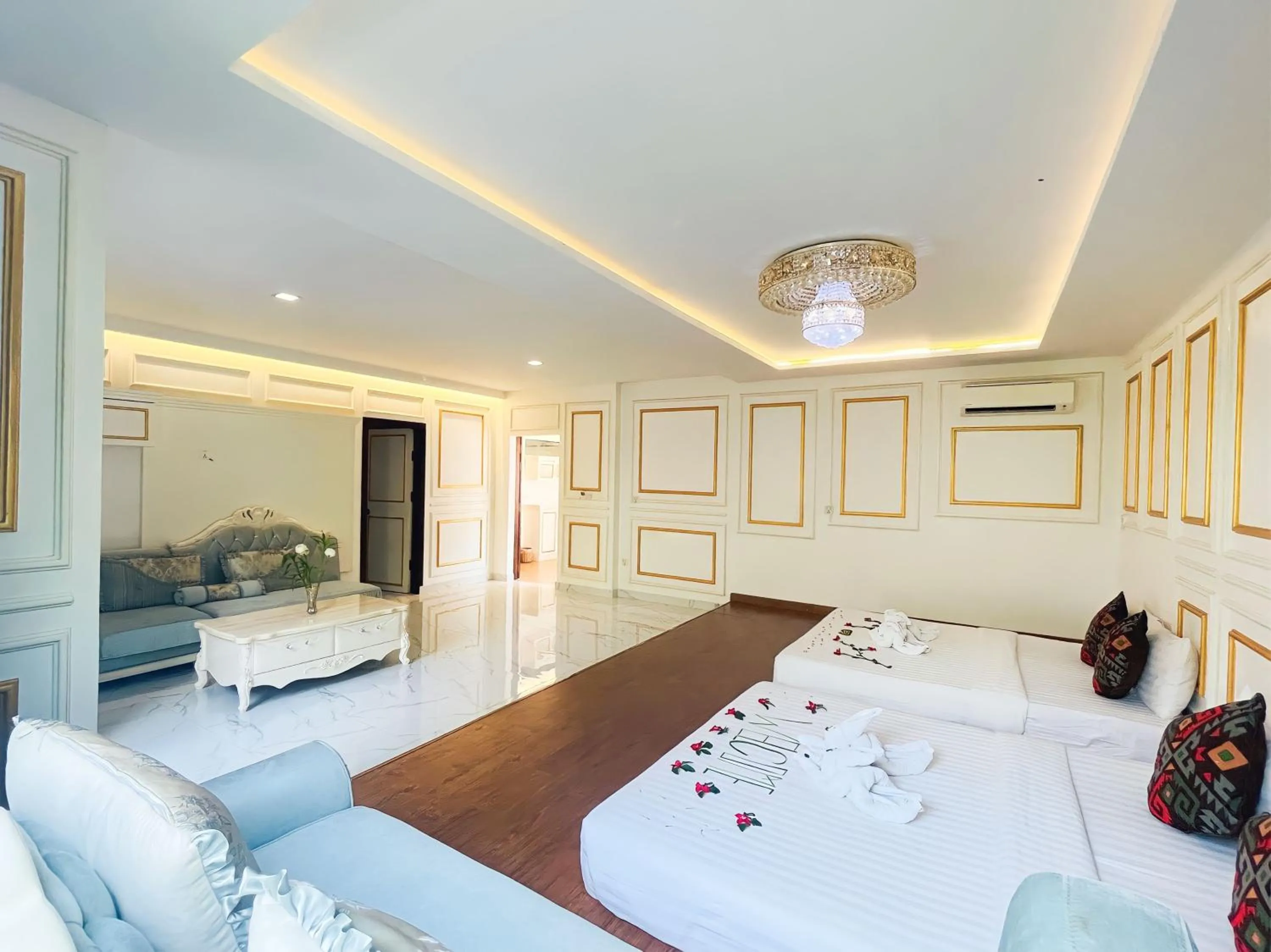 Living room, Bed in Central Corner d'Angkor