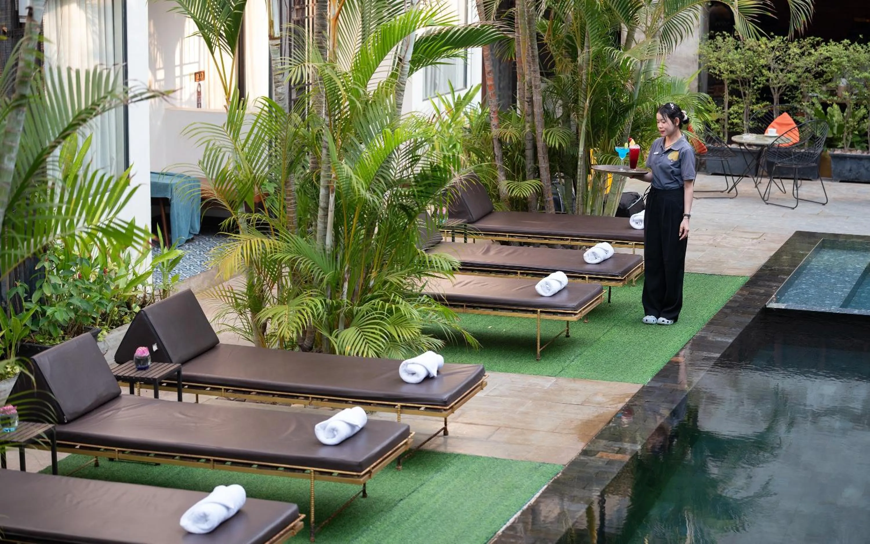 Staff in Central Corner d'Angkor