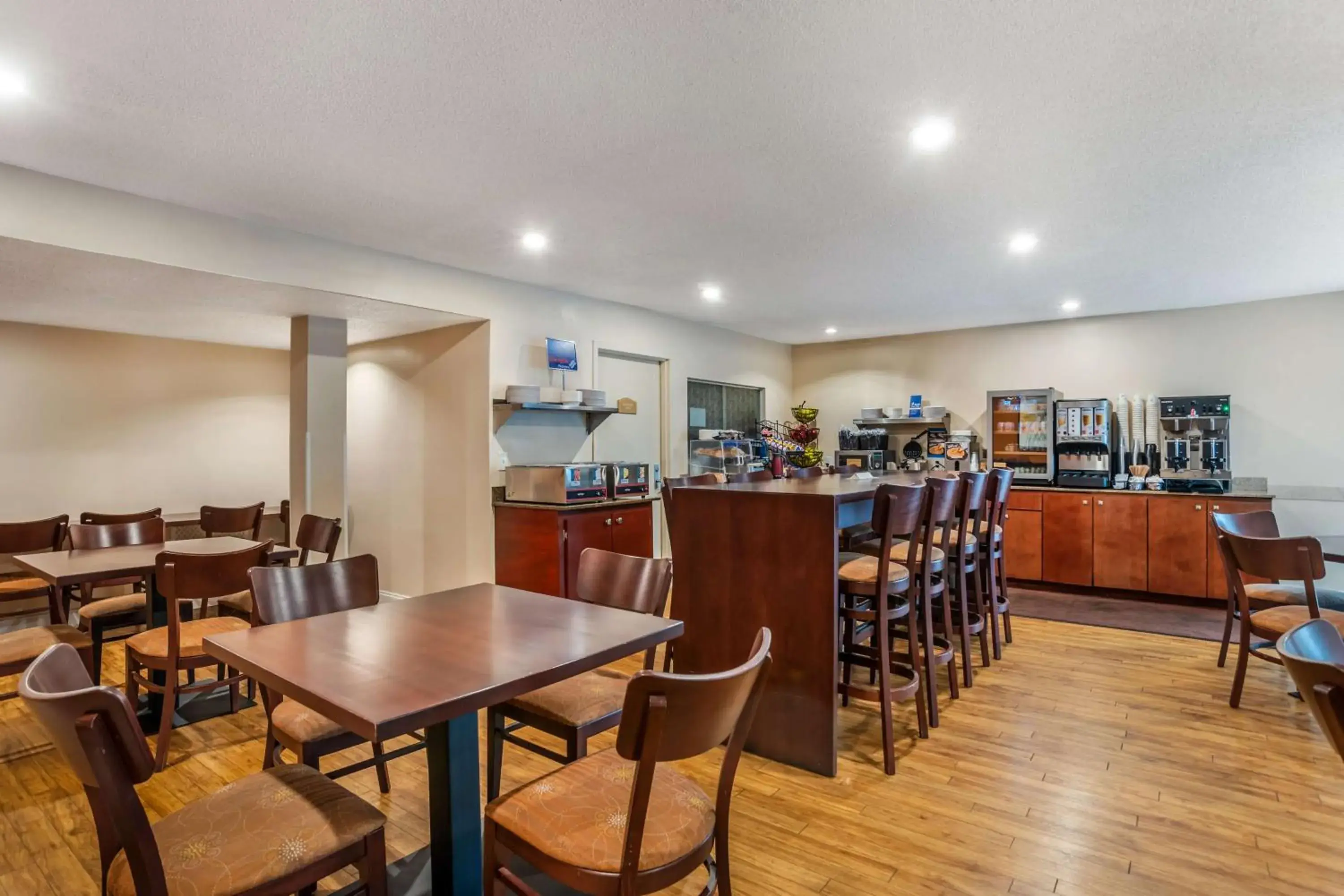 Breakfast in Best Western Oak Manor Breakfast in Best Western Oak Manor