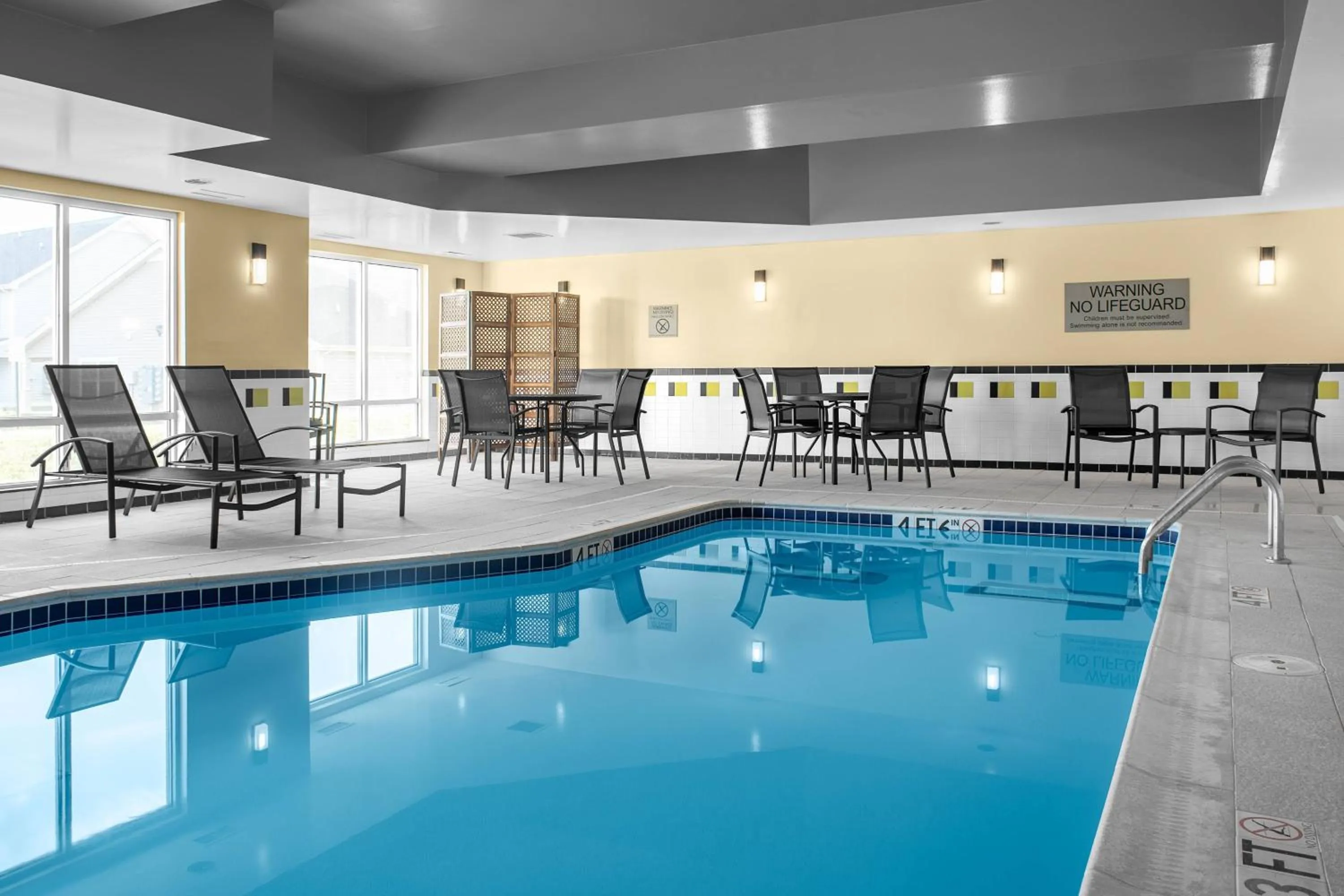 Swimming pool in Fairfield by Marriott Inn & Suites Columbus Hilliard