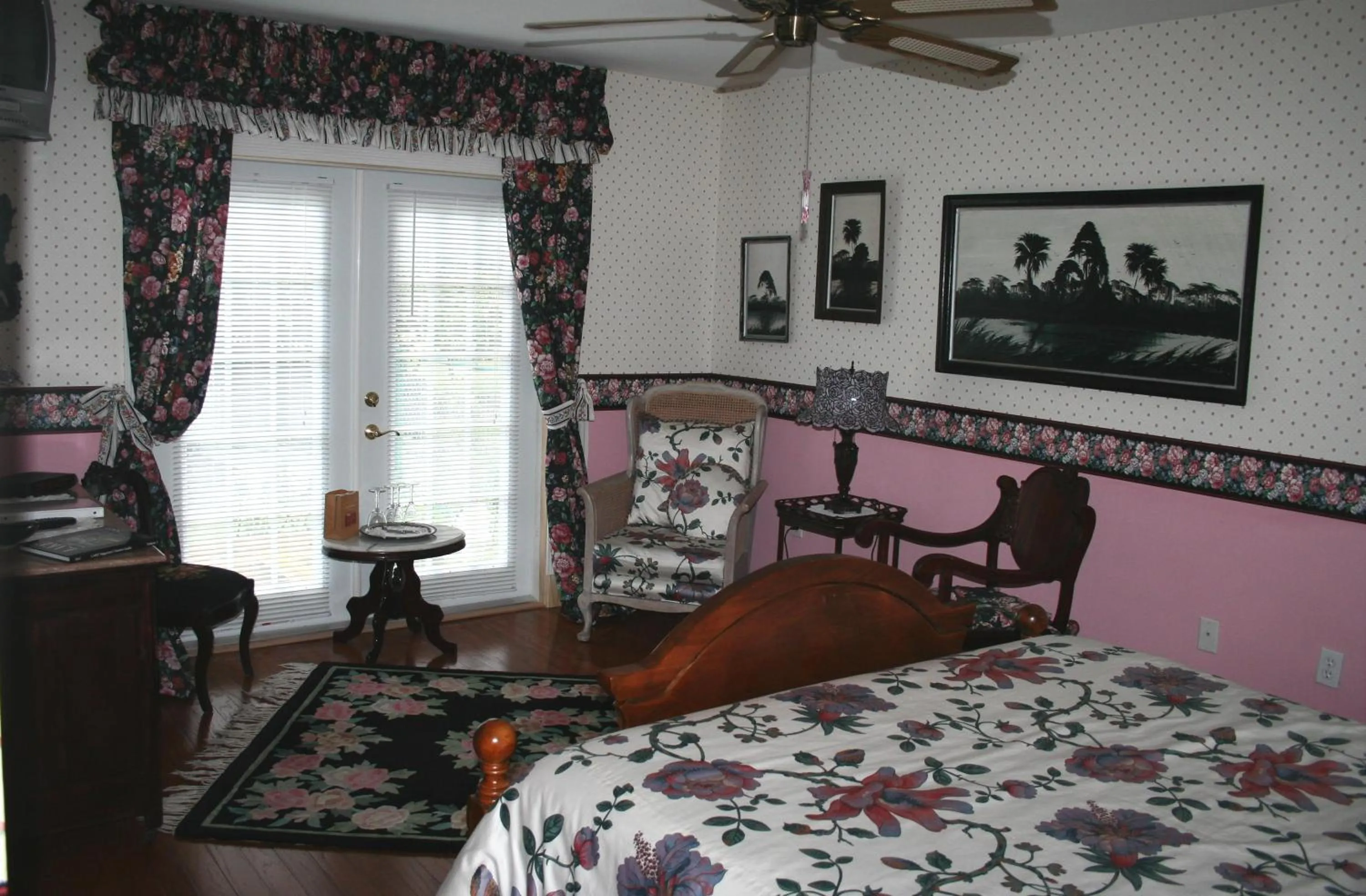 Bed in Heron Cay Lakeview Bed & Breakfast