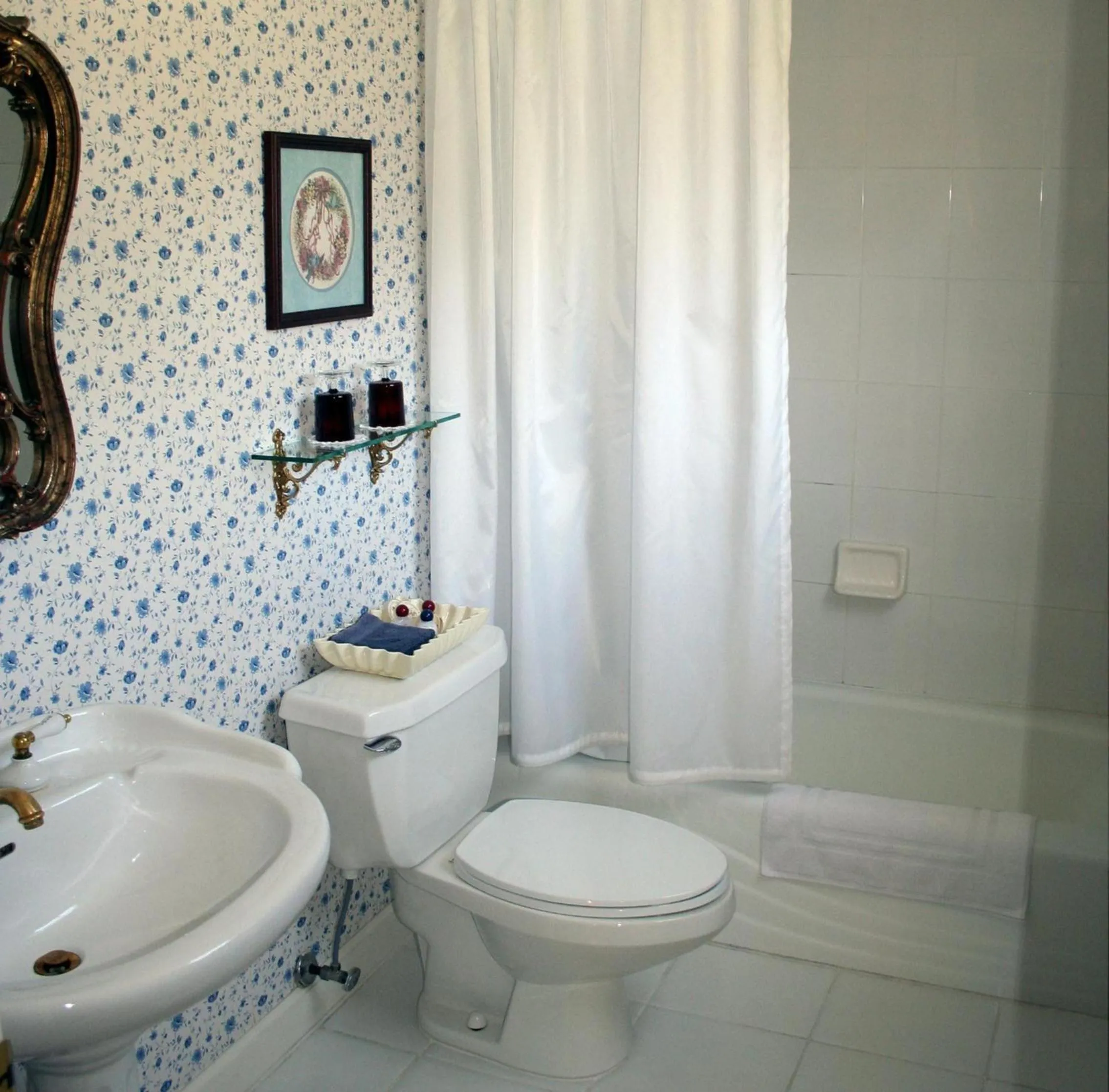 Bathroom in Heron Cay Lakeview Bed & Breakfast