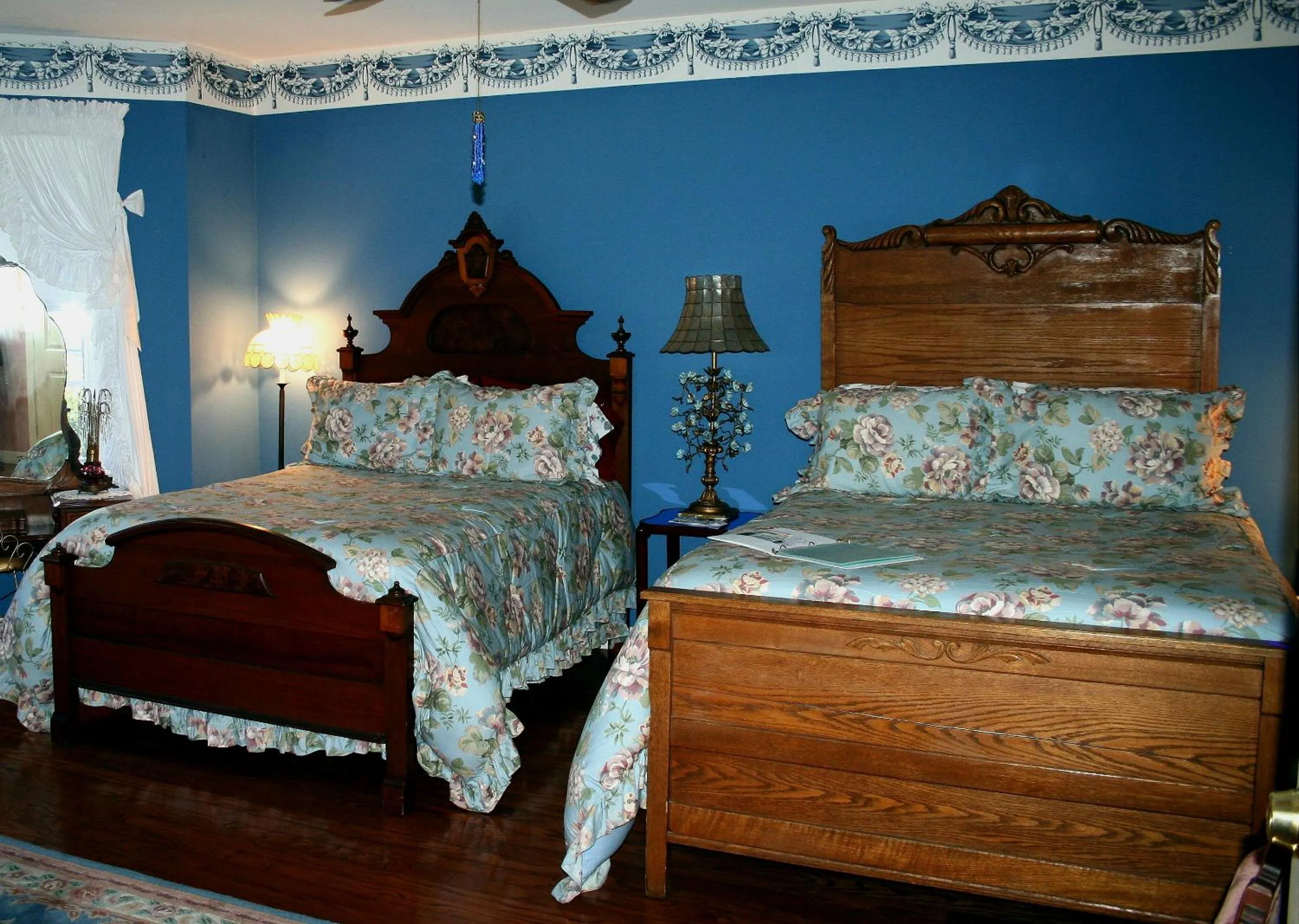 Seating area, Bed in Heron Cay Lakeview Bed & Breakfast