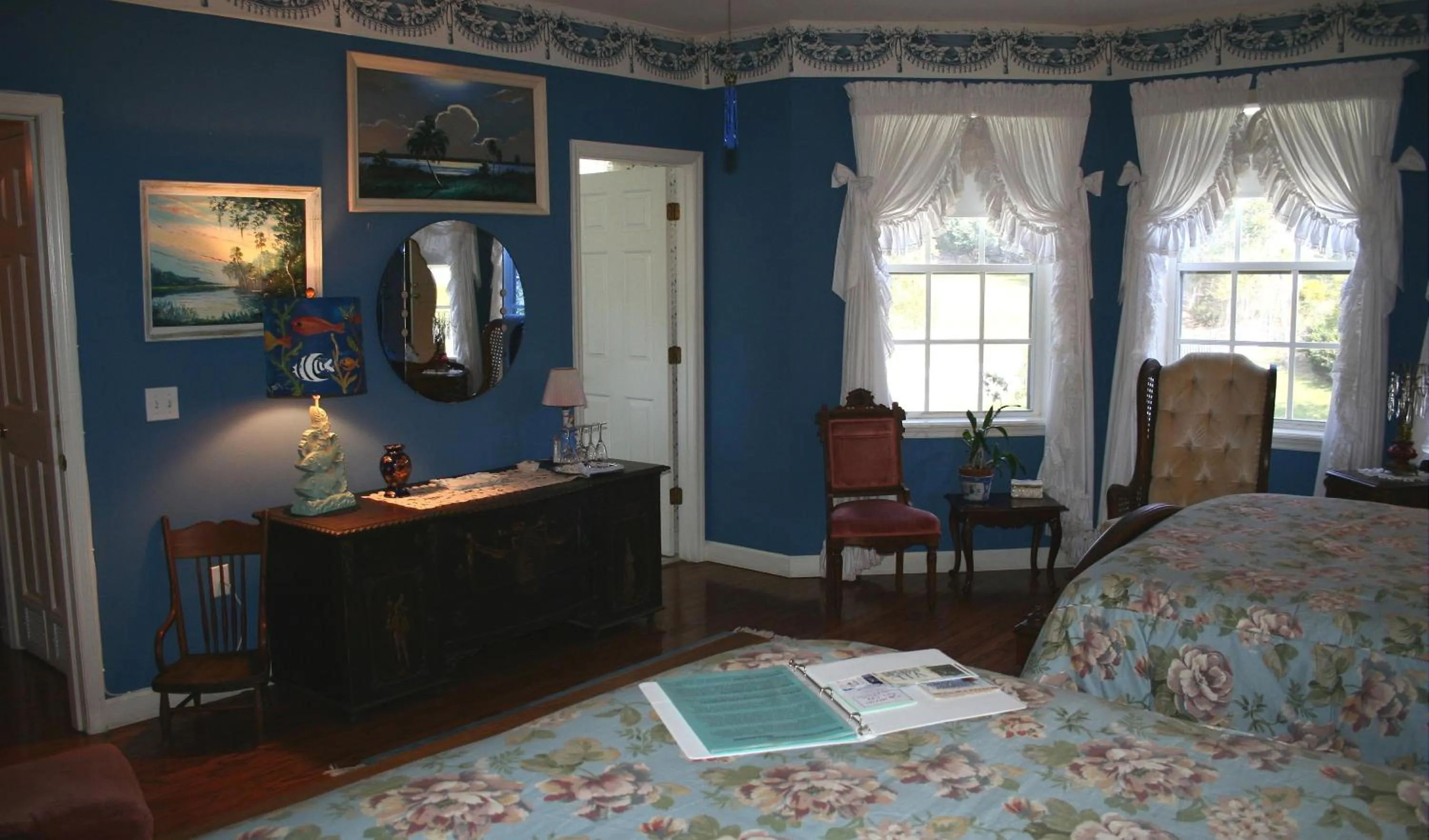 Seating area, Bed in Heron Cay Lakeview Bed & Breakfast