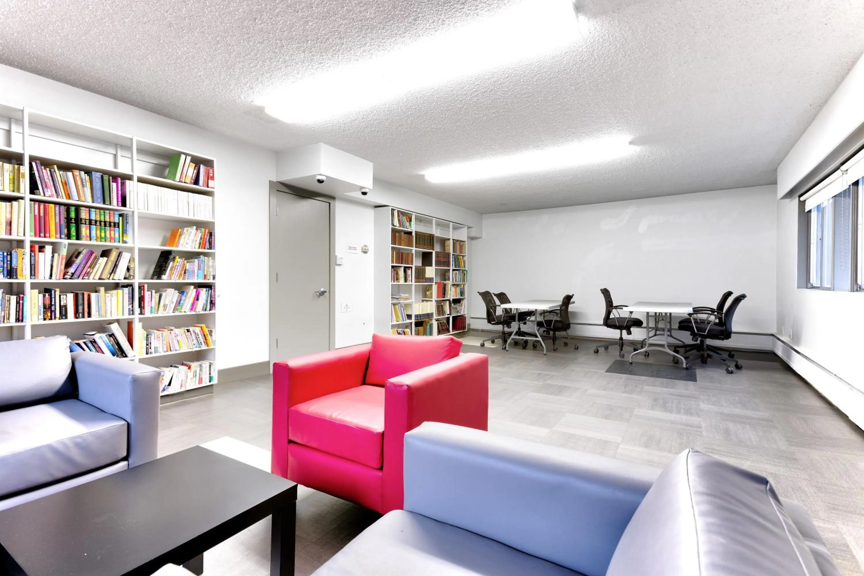 Library in HI Edmonton - Hostel