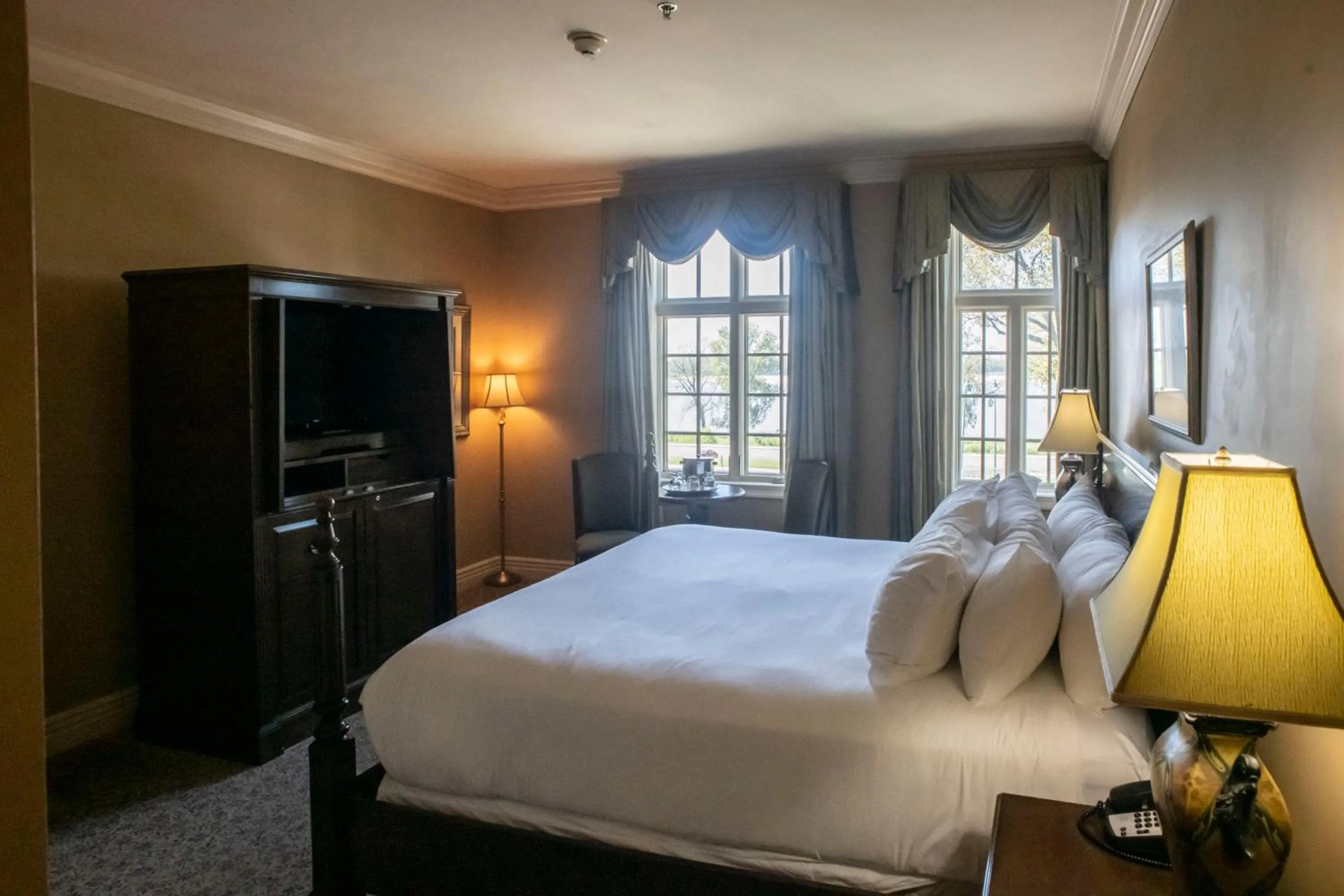 Photo of the whole room, Bed in River Inn of Harbor Town