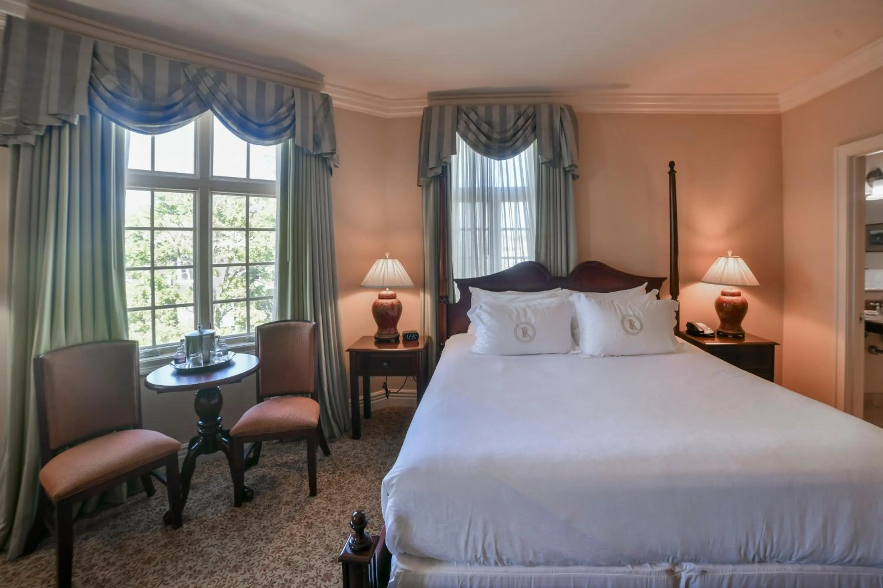 Photo of the whole room, Bed in River Inn of Harbor Town