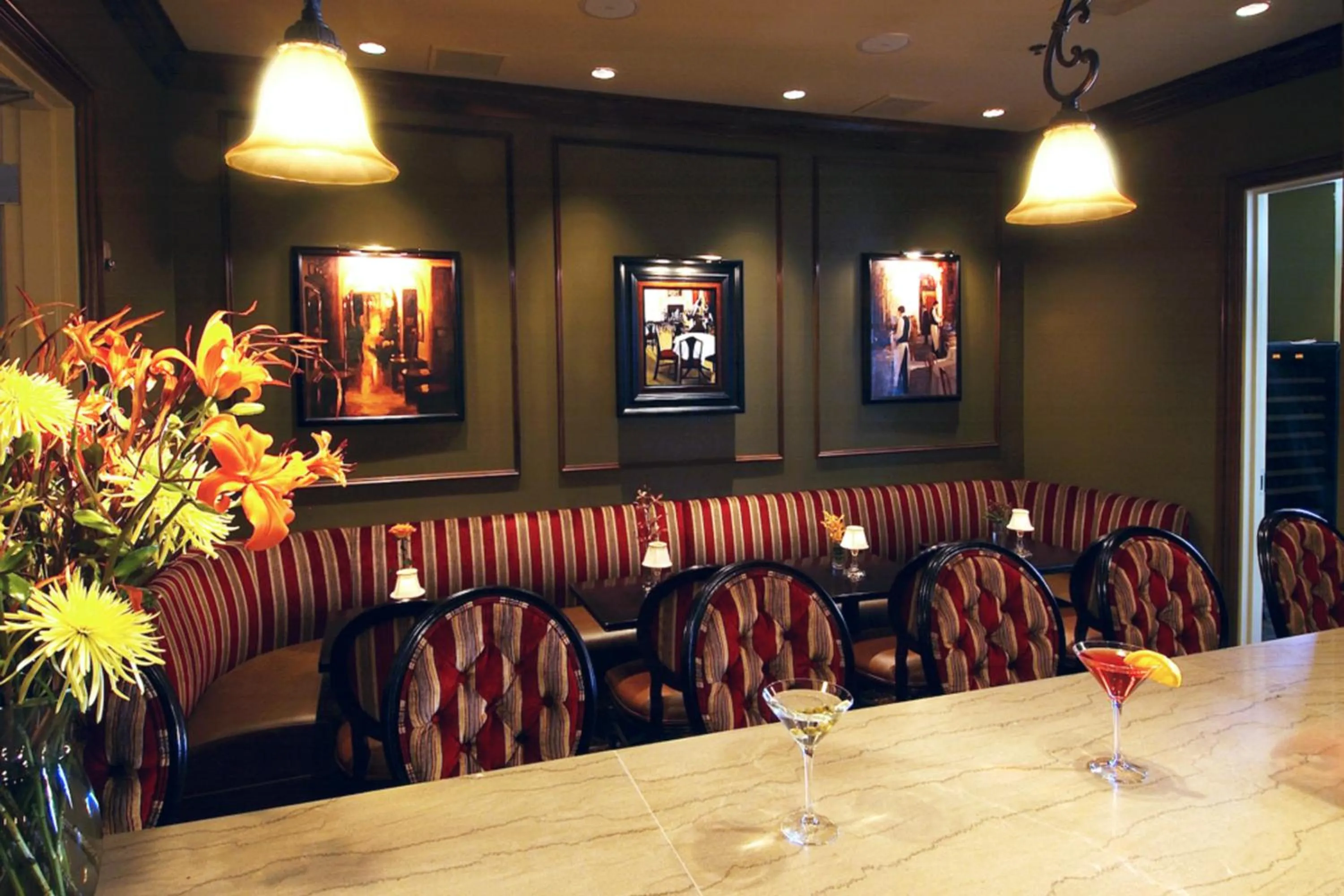 Lounge or bar in River Inn of Harbor Town