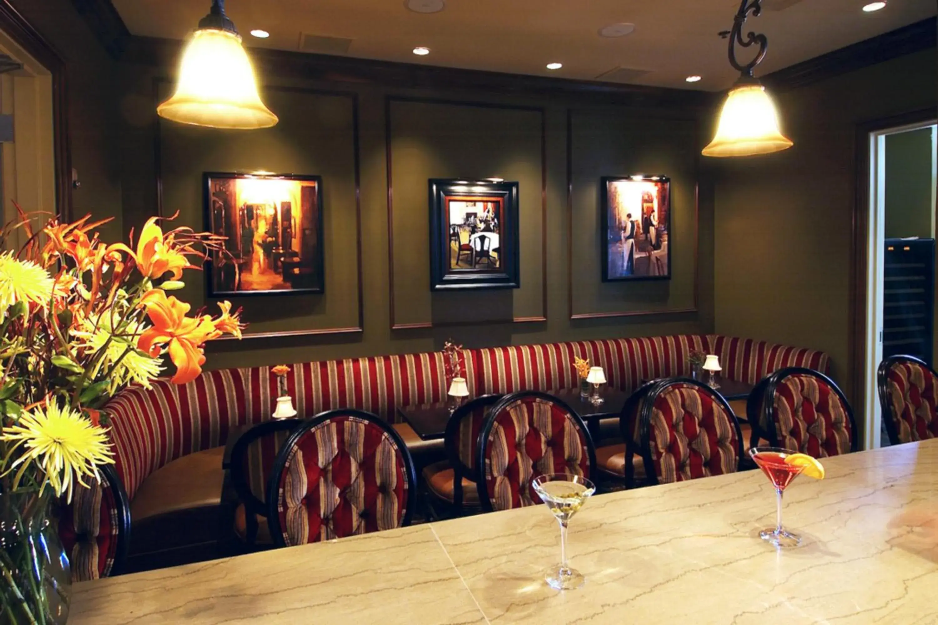 Lounge or bar in River Inn of Harbor Town Lounge or bar in River Inn of Harbor Town