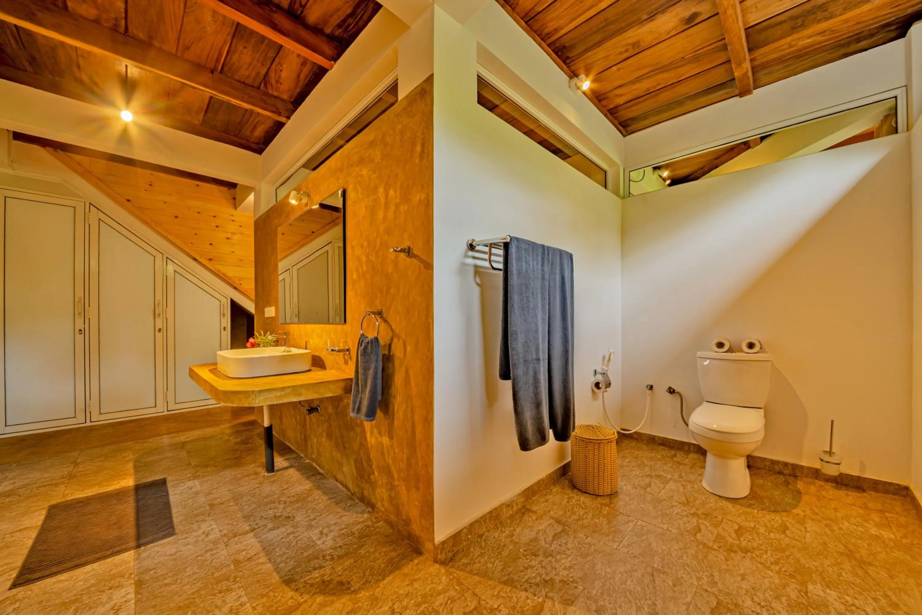 Toilet in Jungle Beach Ahungalla