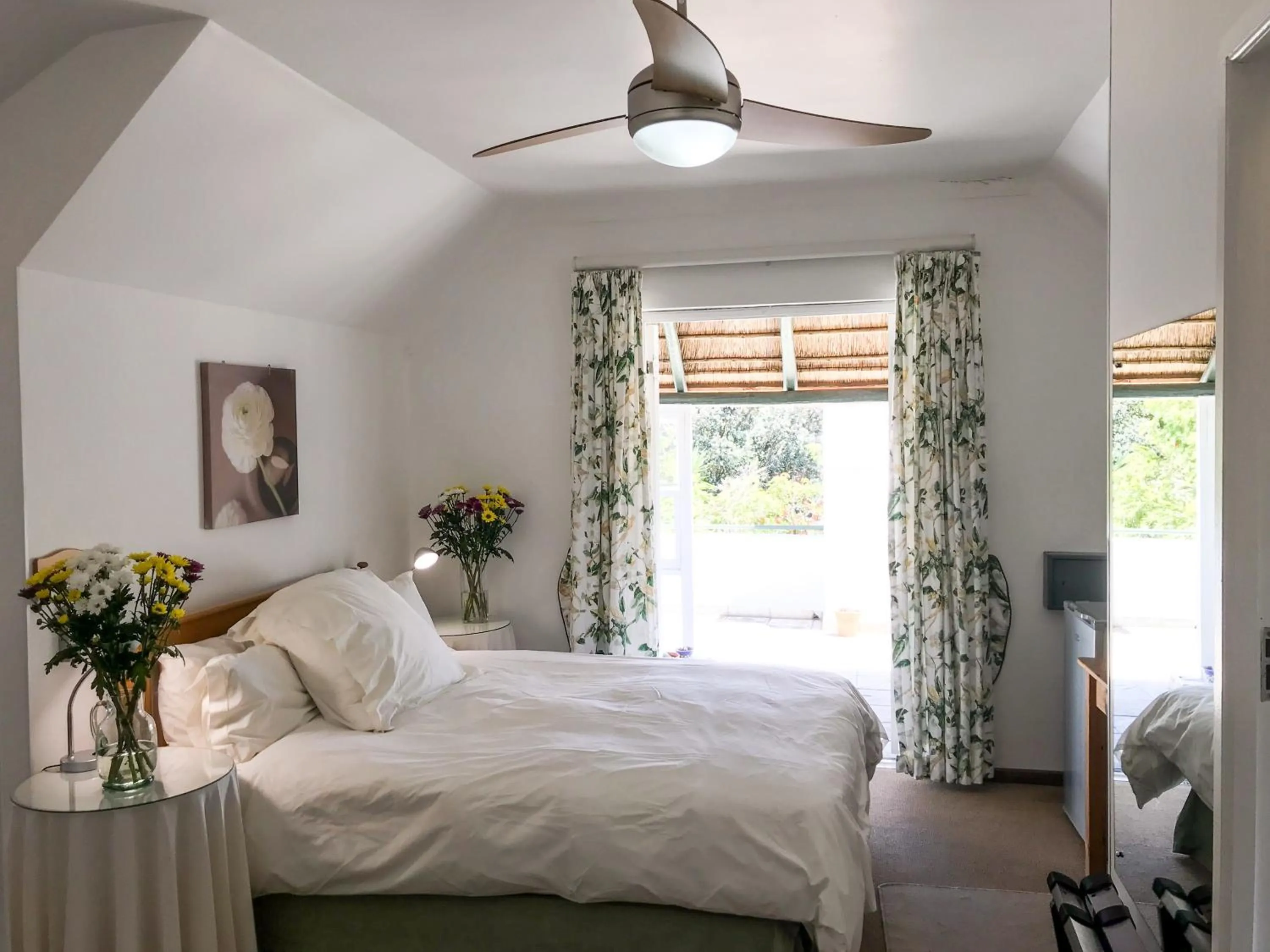 Photo of the whole room, Bed in Howards End Manor B&B