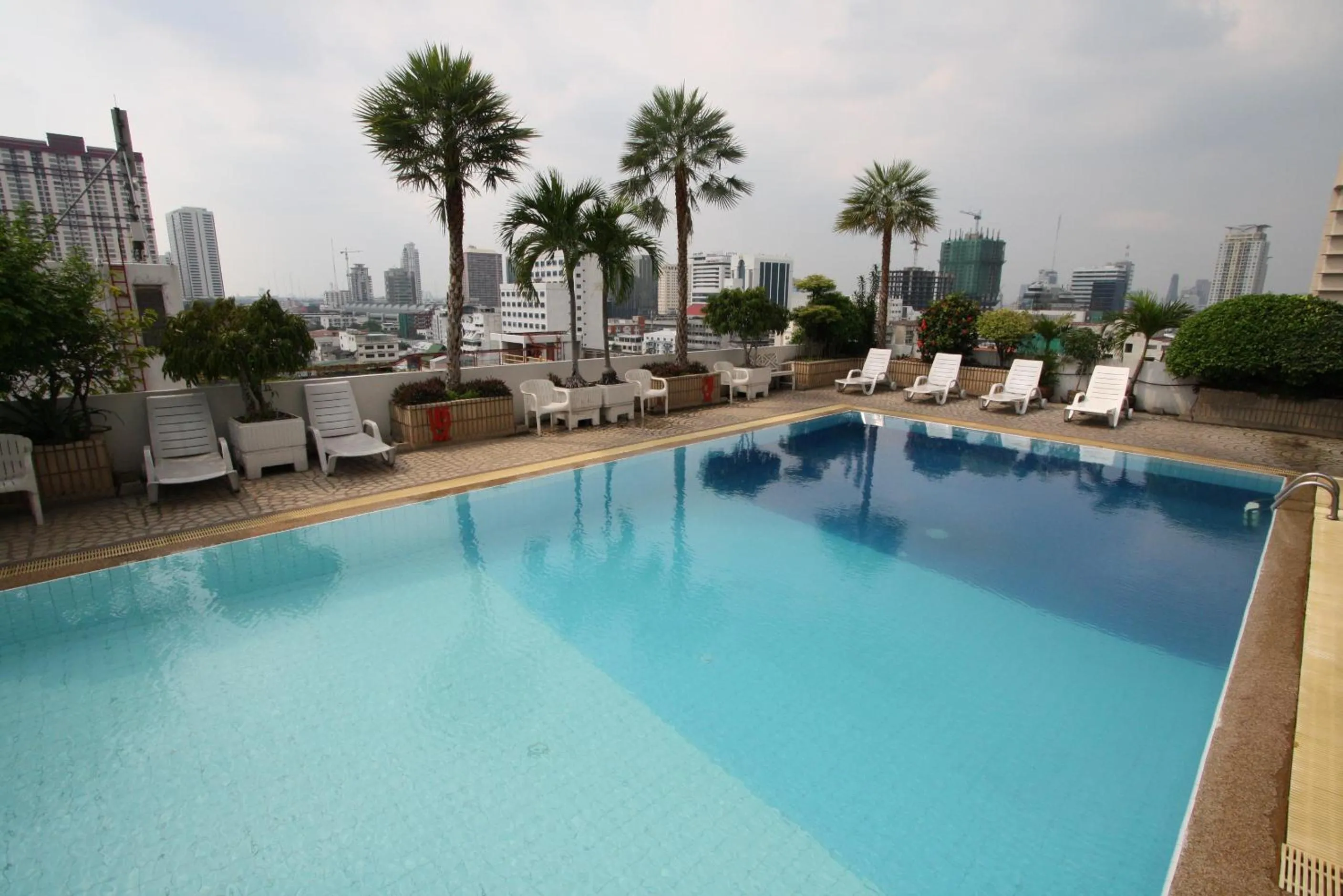 Swimming pool in Baiyoke Suite Hotel