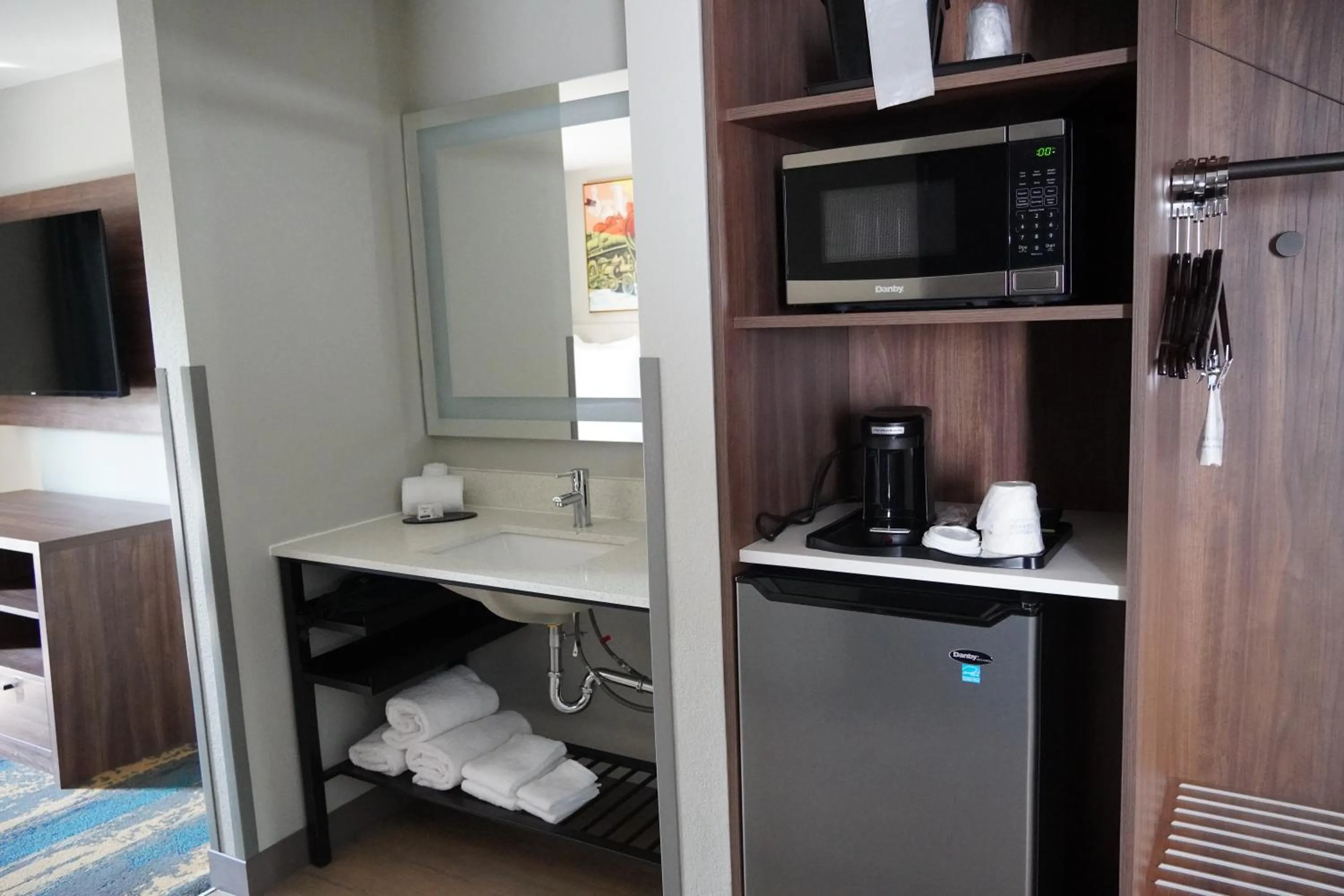 King Deluxe Room with Bathtub - Non-Smoking in La Quinta Inn & Suites by Wyndham Memphis I-240