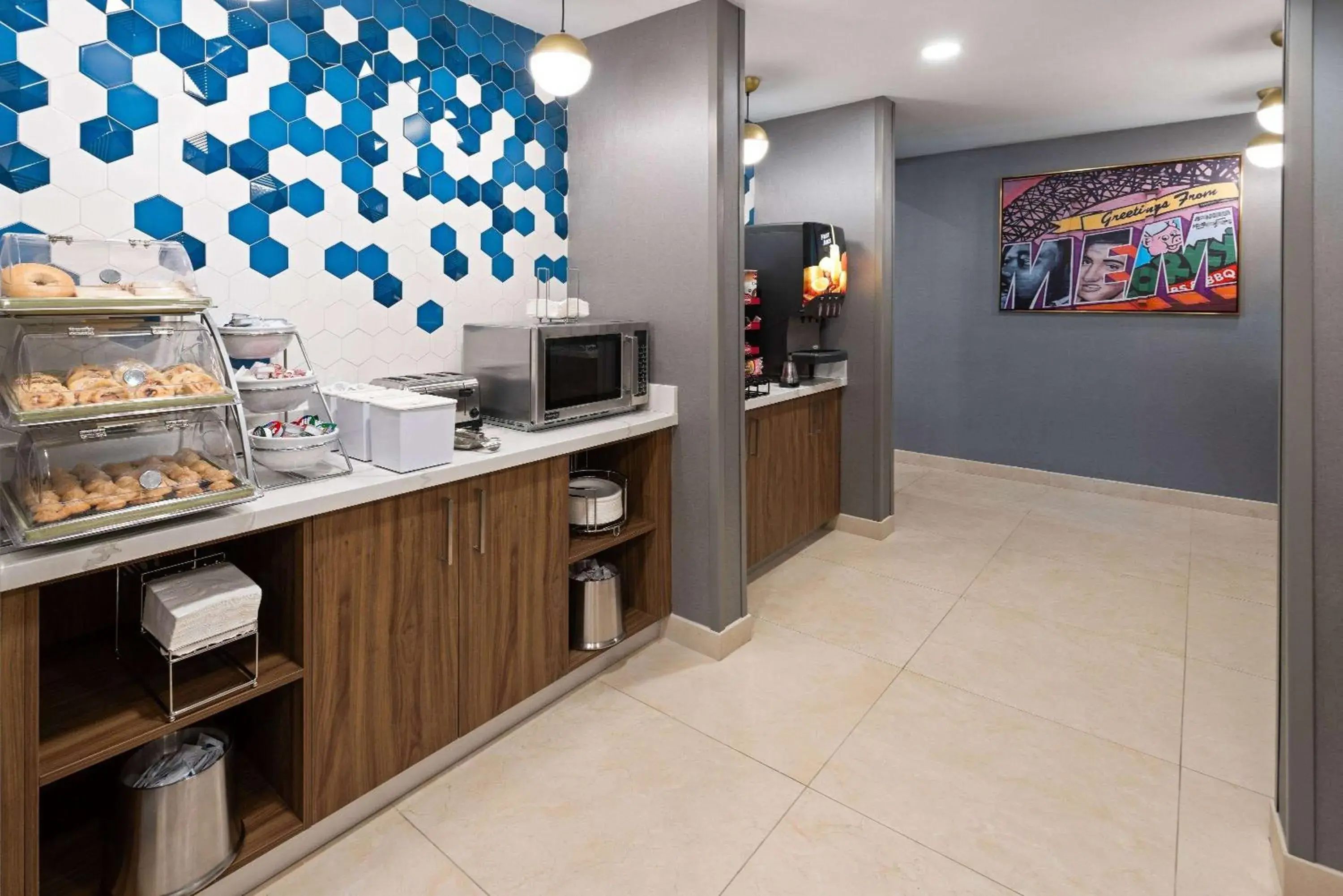 Breakfast in La Quinta Inn & Suites by Wyndham Memphis I-240 Breakfast in La Quinta Inn & Suites by Wyndham Memphis I-240