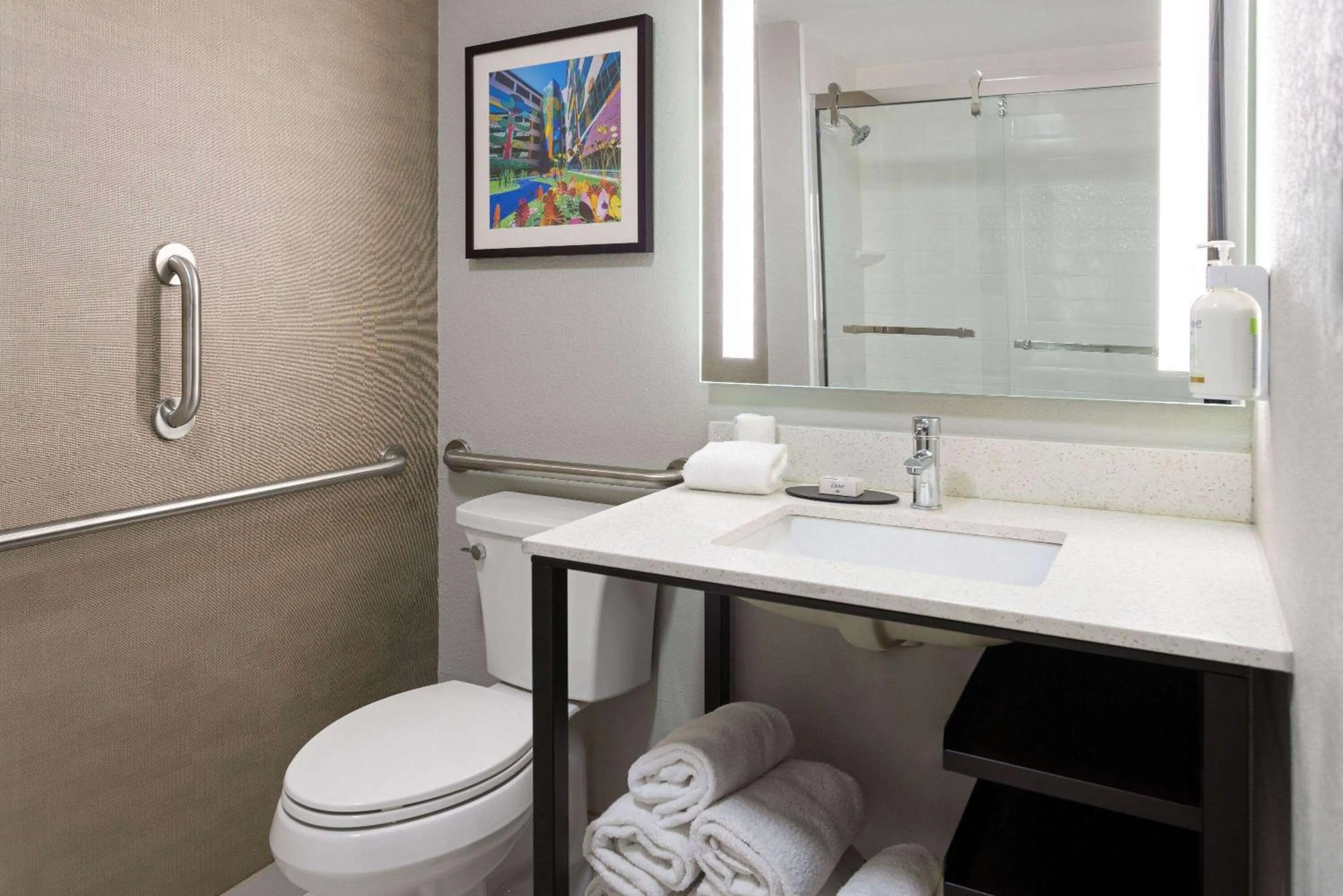 Bathroom in La Quinta Inn & Suites by Wyndham Memphis I-240