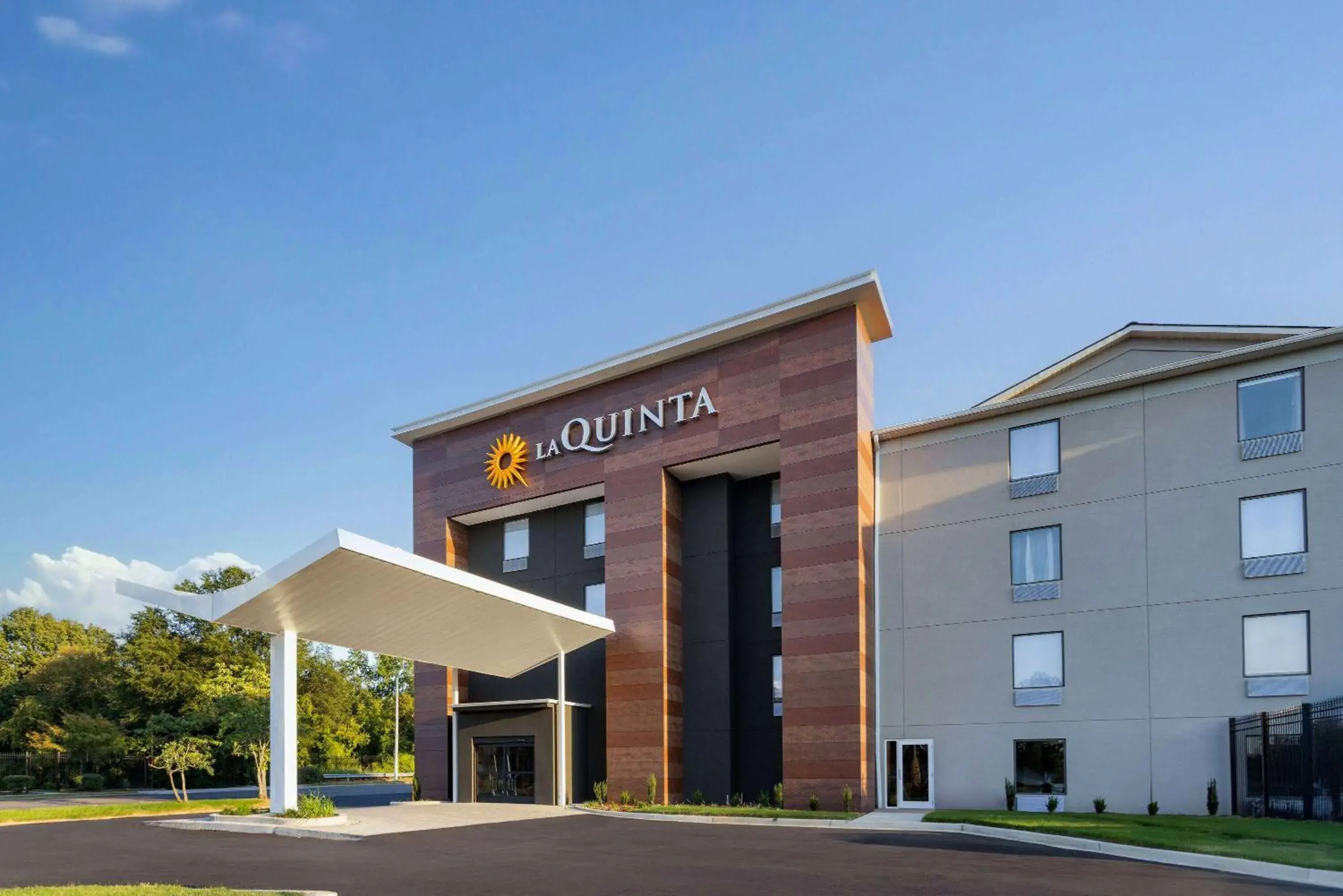 Property building in La Quinta Inn & Suites by Wyndham Memphis I-240 Property building in La Quinta Inn & Suites by Wyndham Memphis I-240