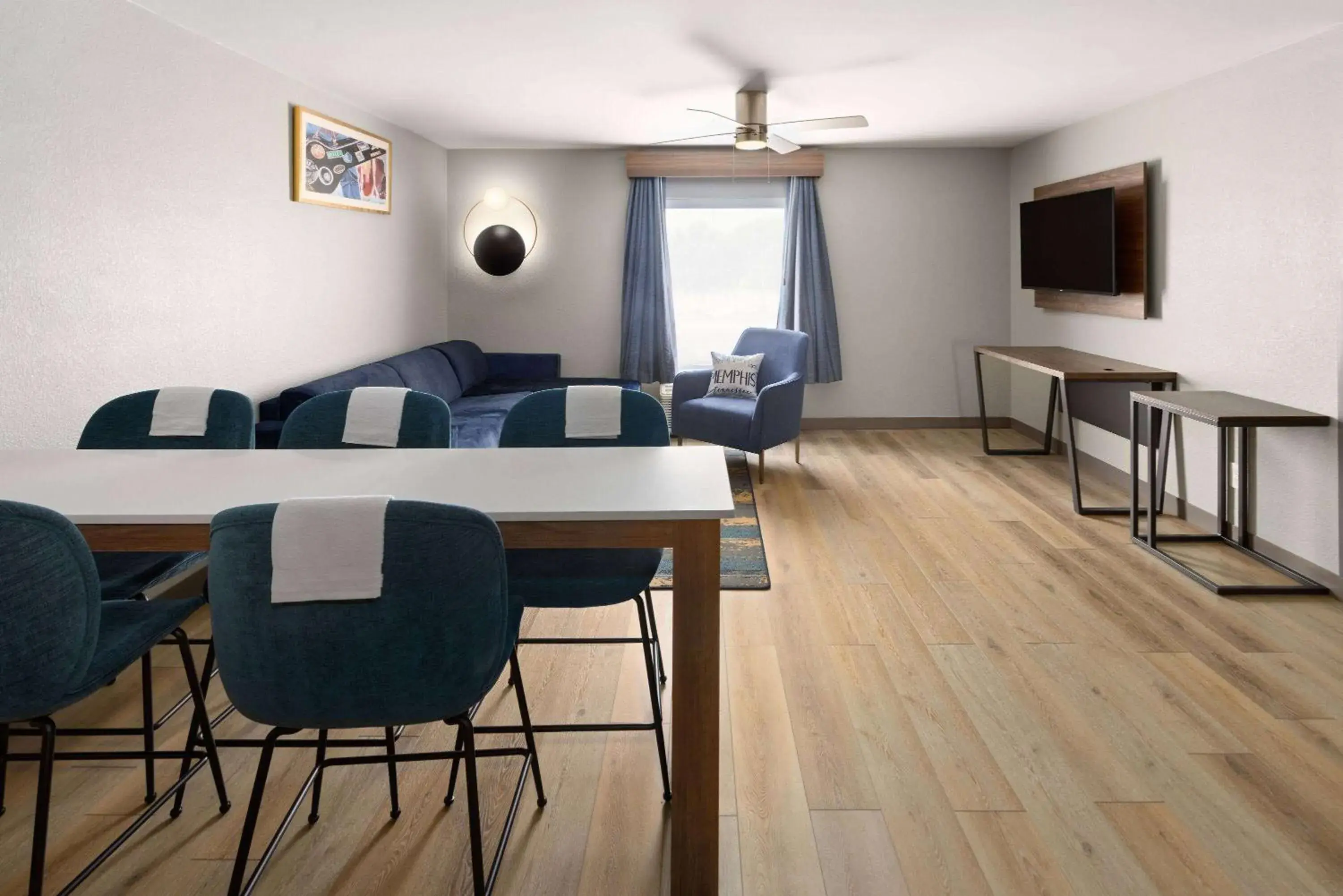 Photo of the whole room in La Quinta Inn & Suites by Wyndham Memphis I-240 Photo of the whole room in La Quinta Inn & Suites by Wyndham Memphis I-240