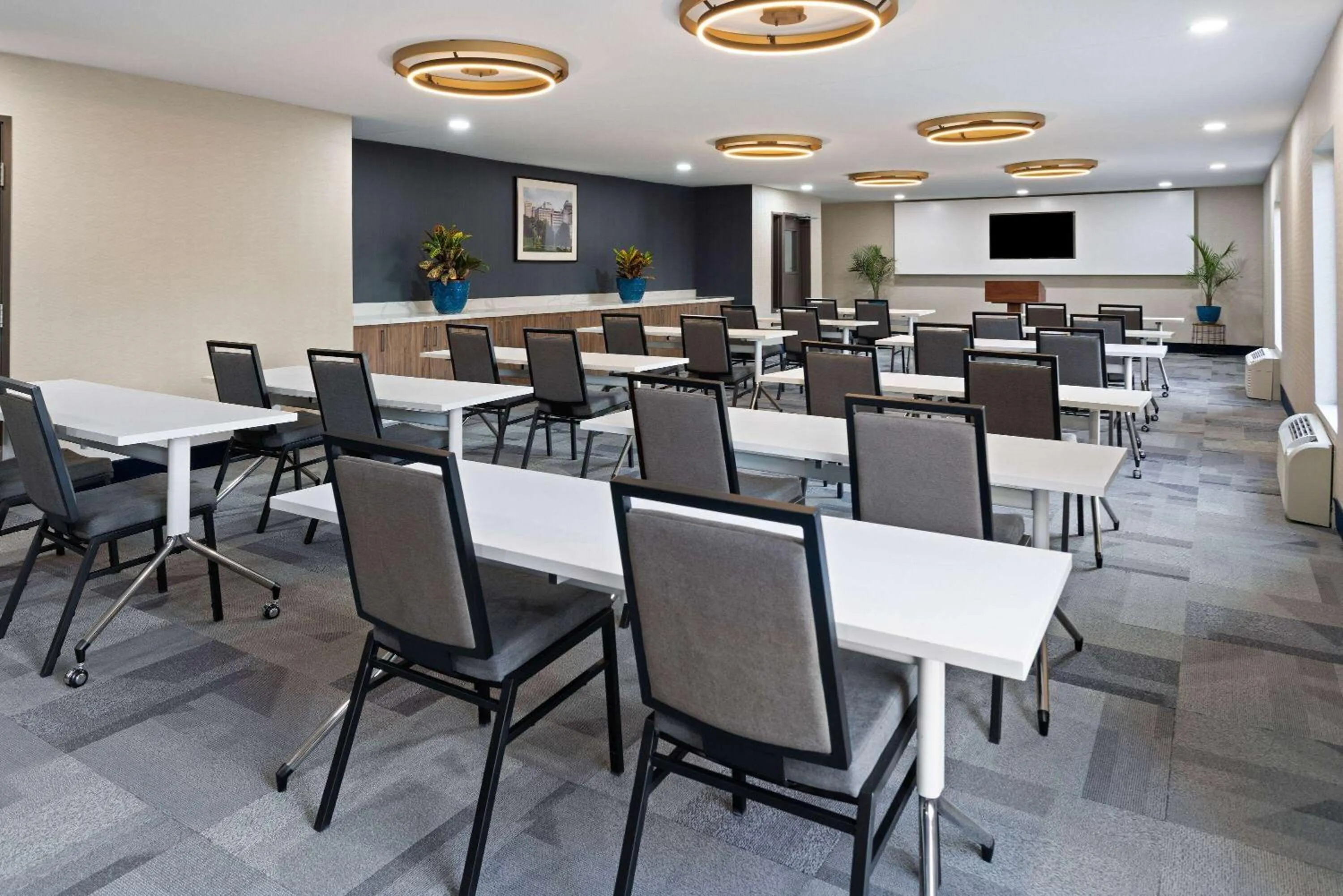 Meeting/conference room in La Quinta Inn & Suites by Wyndham Memphis I-240