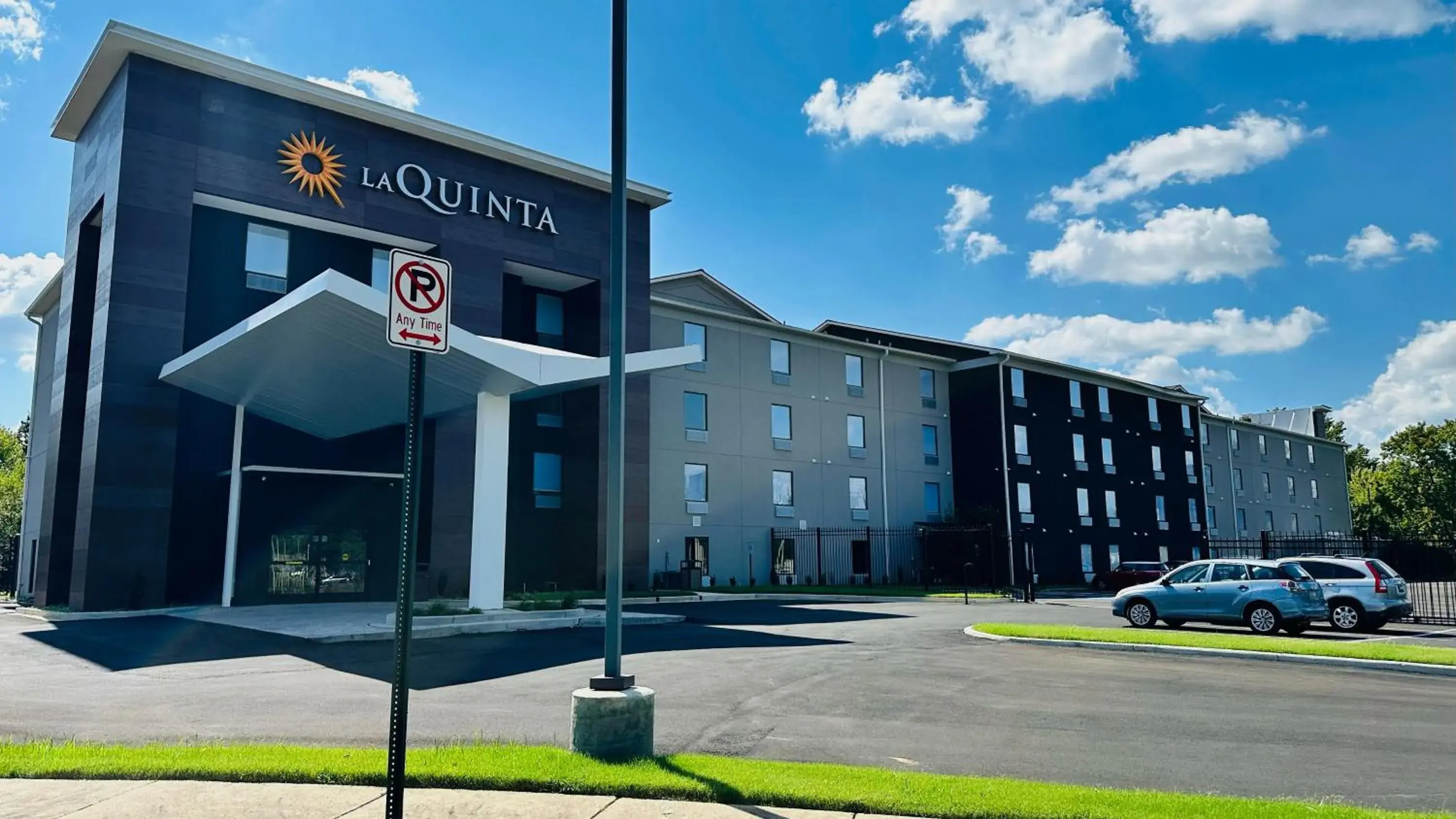 Property building in La Quinta Inn & Suites by Wyndham Memphis I-240 Property building in La Quinta Inn & Suites by Wyndham Memphis I-240