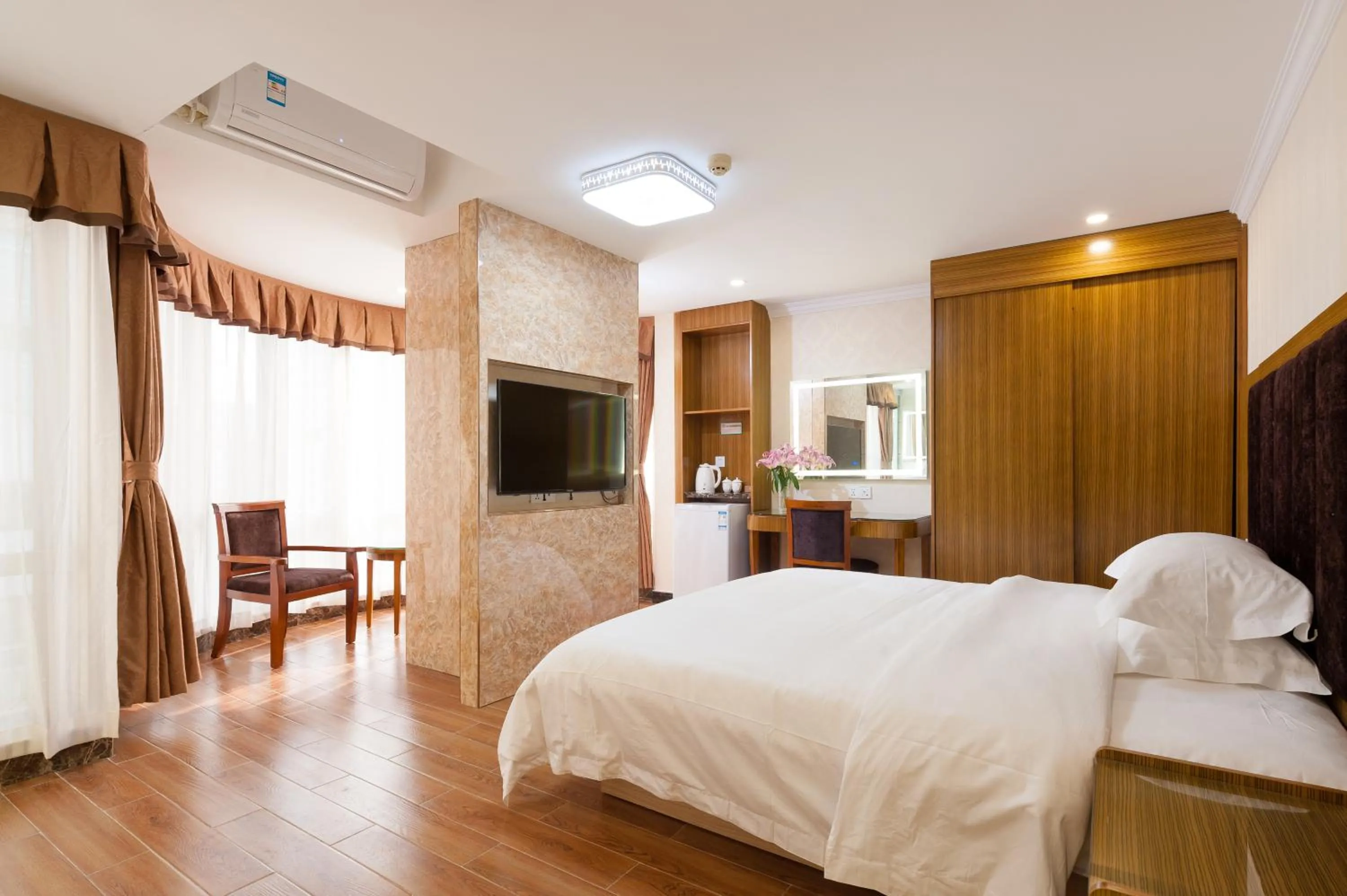 Living room, Bed in Guangzhou Compass Hotel