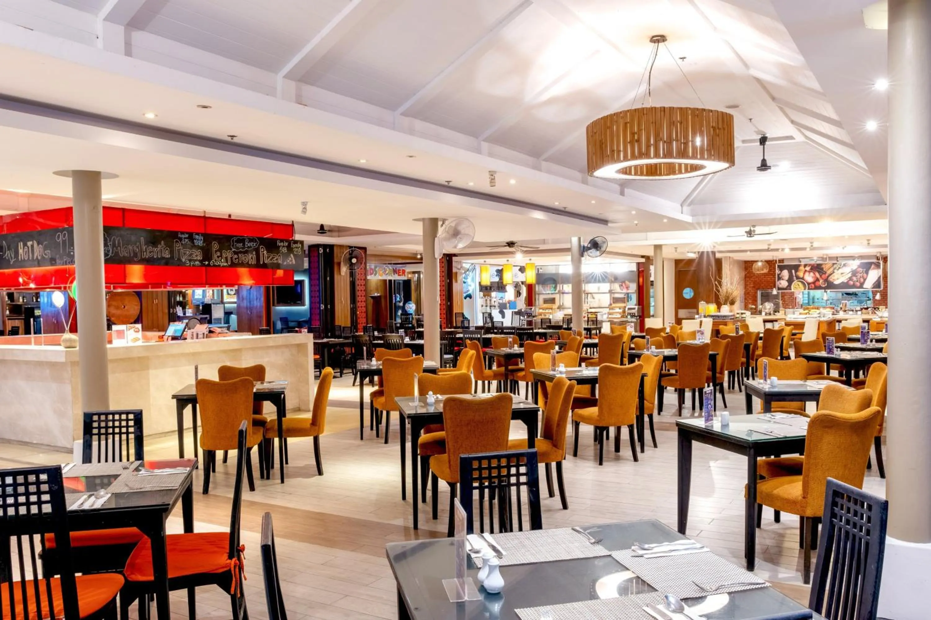 Restaurant/places to eat in Holiday Inn Resort Phuket Surin Beach, an IHG Hotel