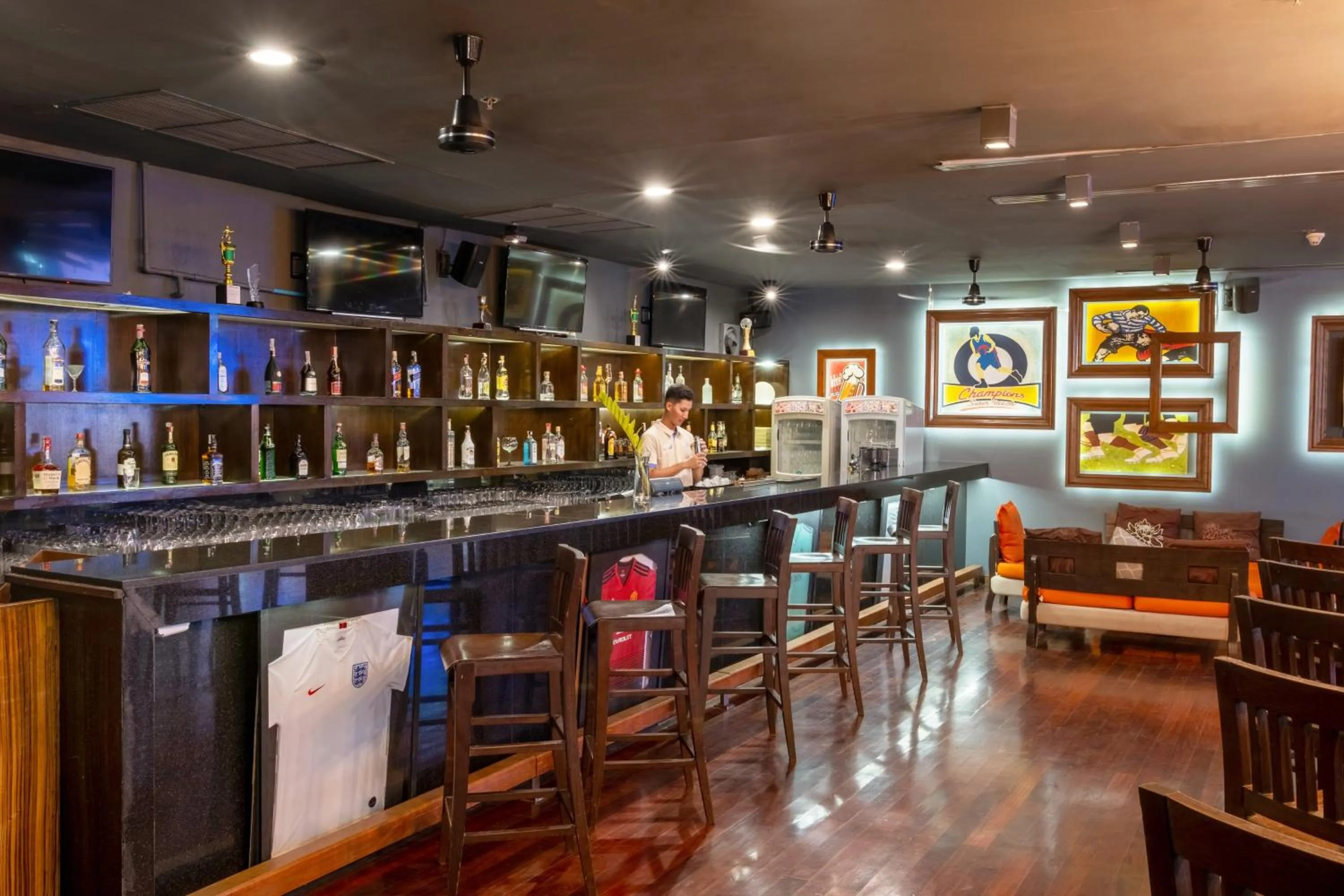 Lounge or bar in Holiday Inn Resort Phuket Surin Beach, an IHG Hotel