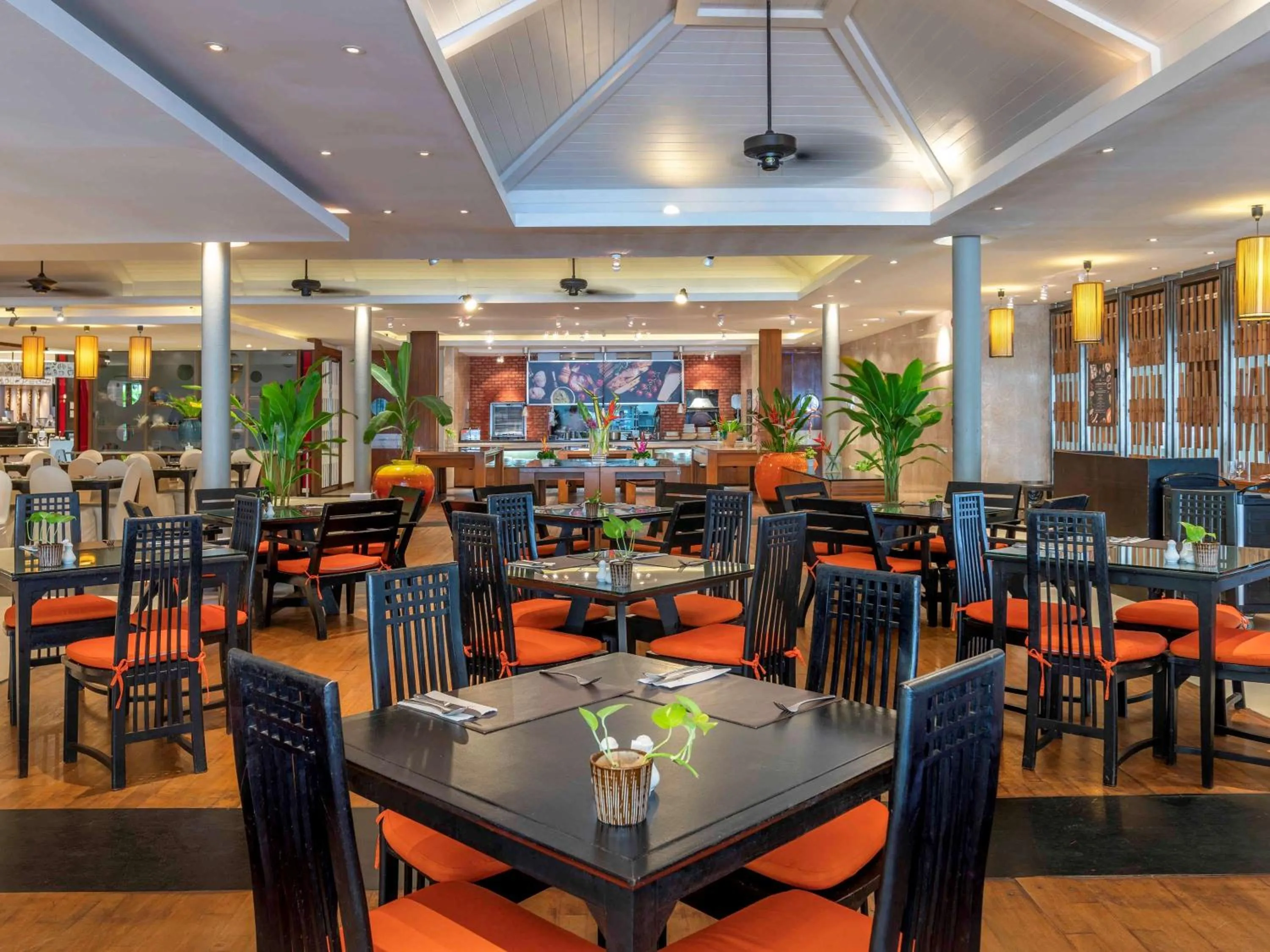 Restaurant/places to eat in Holiday Inn Resort Phuket Surin Beach, an IHG Hotel