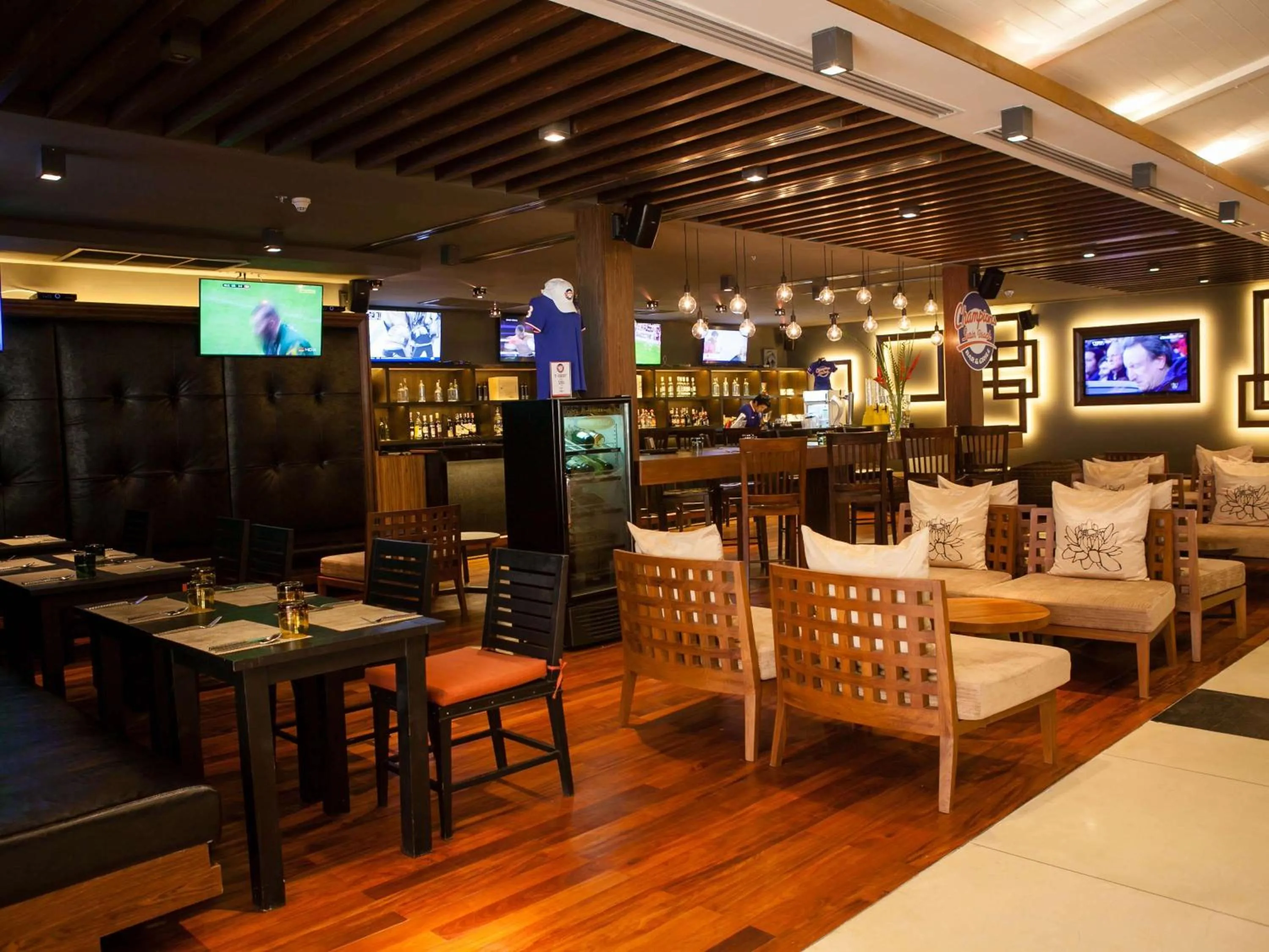 Restaurant/places to eat in Holiday Inn Resort Phuket Surin Beach, an IHG Hotel