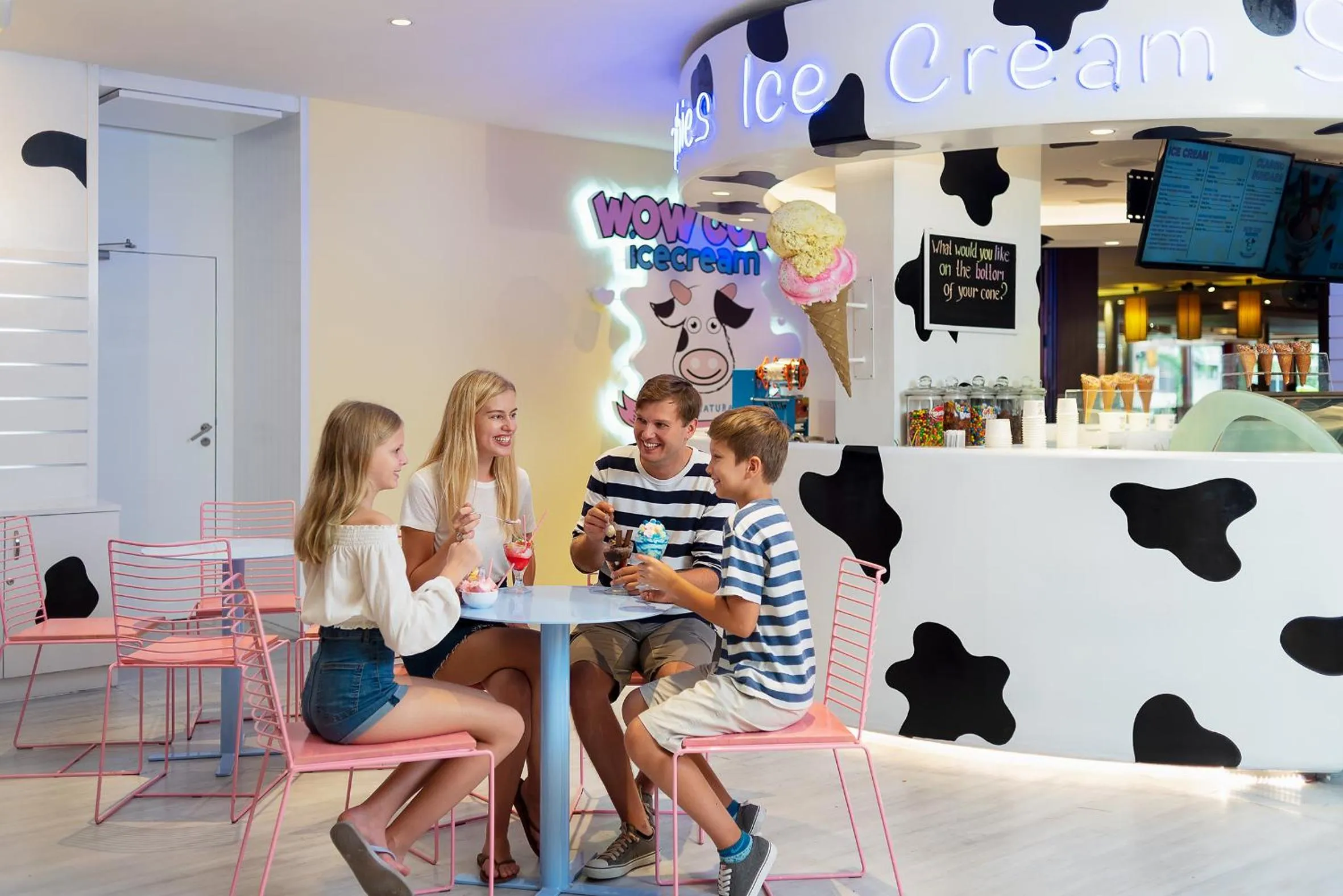 Food and drinks in Holiday Inn Resort Phuket Surin Beach, an IHG Hotel