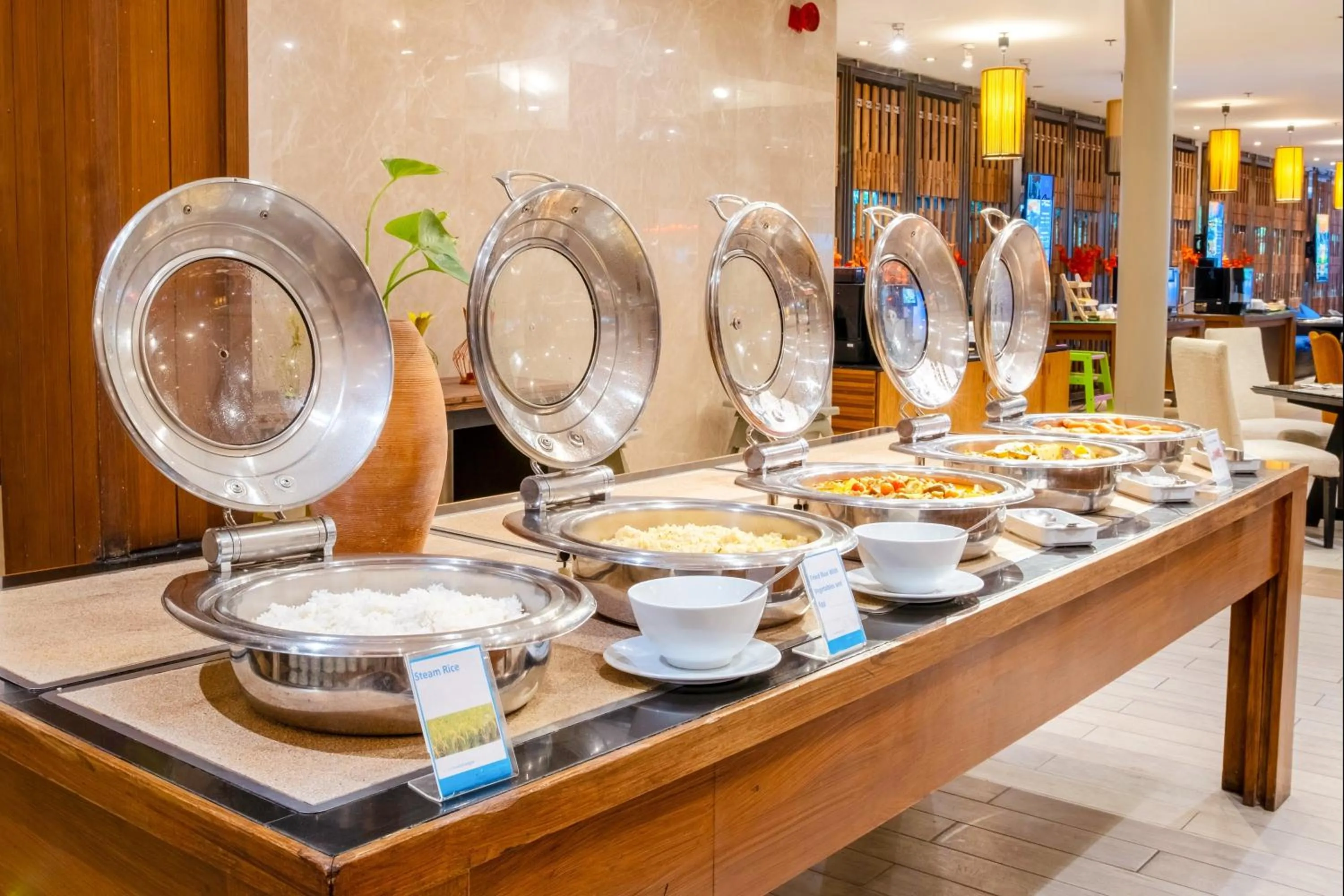 Restaurant/places to eat in Holiday Inn Resort Phuket Surin Beach, an IHG Hotel