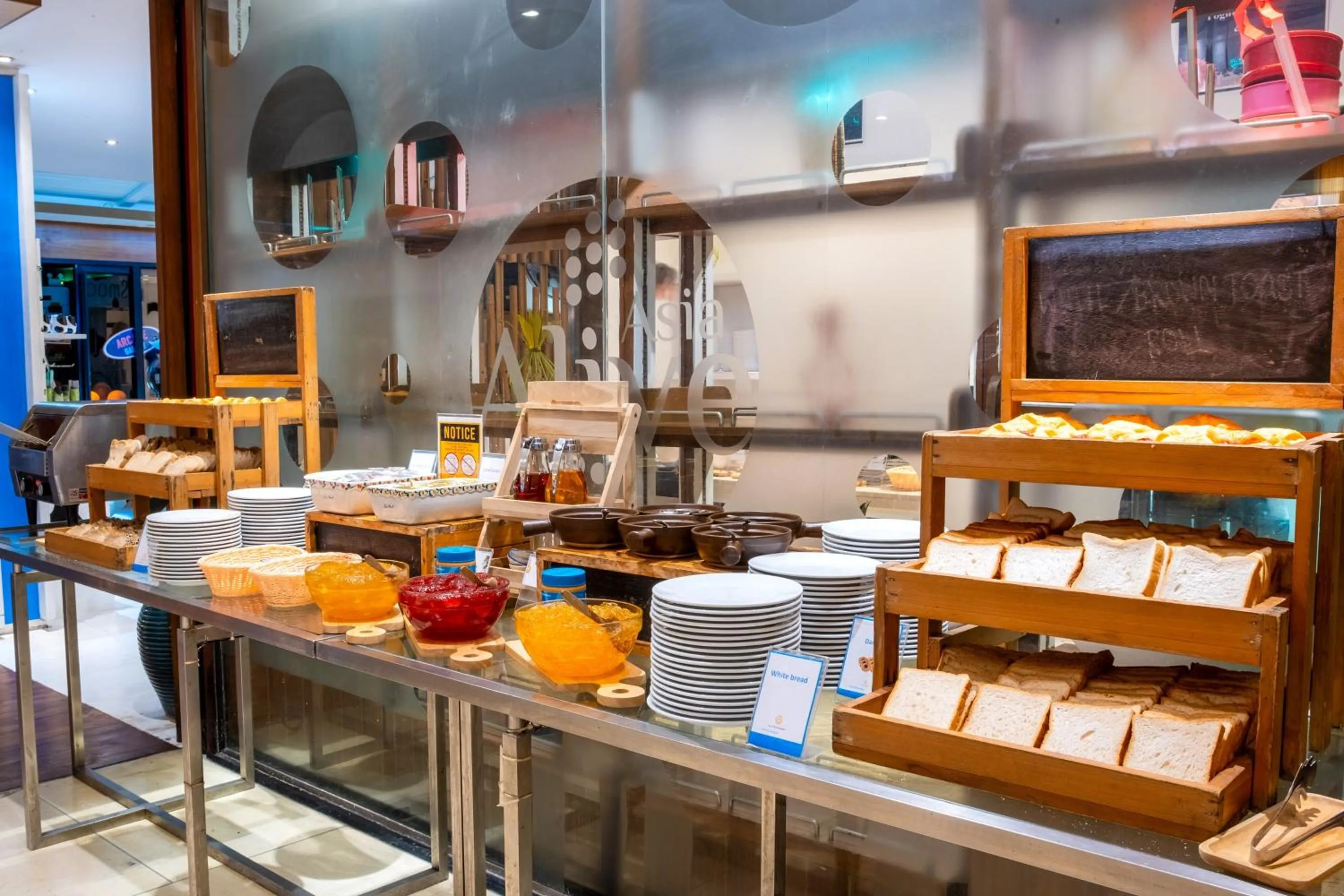 Restaurant/places to eat in Holiday Inn Resort Phuket Surin Beach, an IHG Hotel