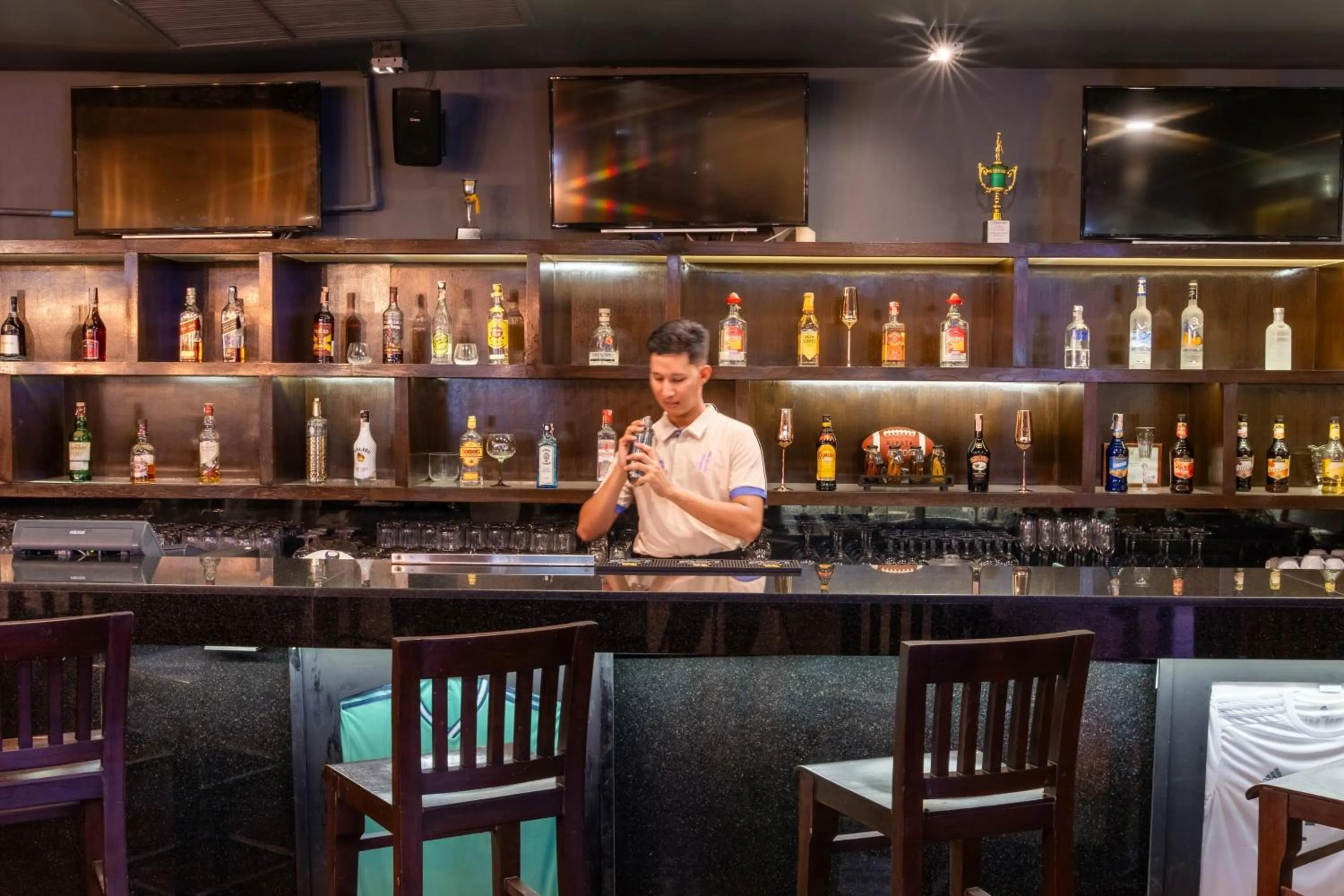 Lounge or bar in Holiday Inn Resort Phuket Surin Beach, an IHG Hotel