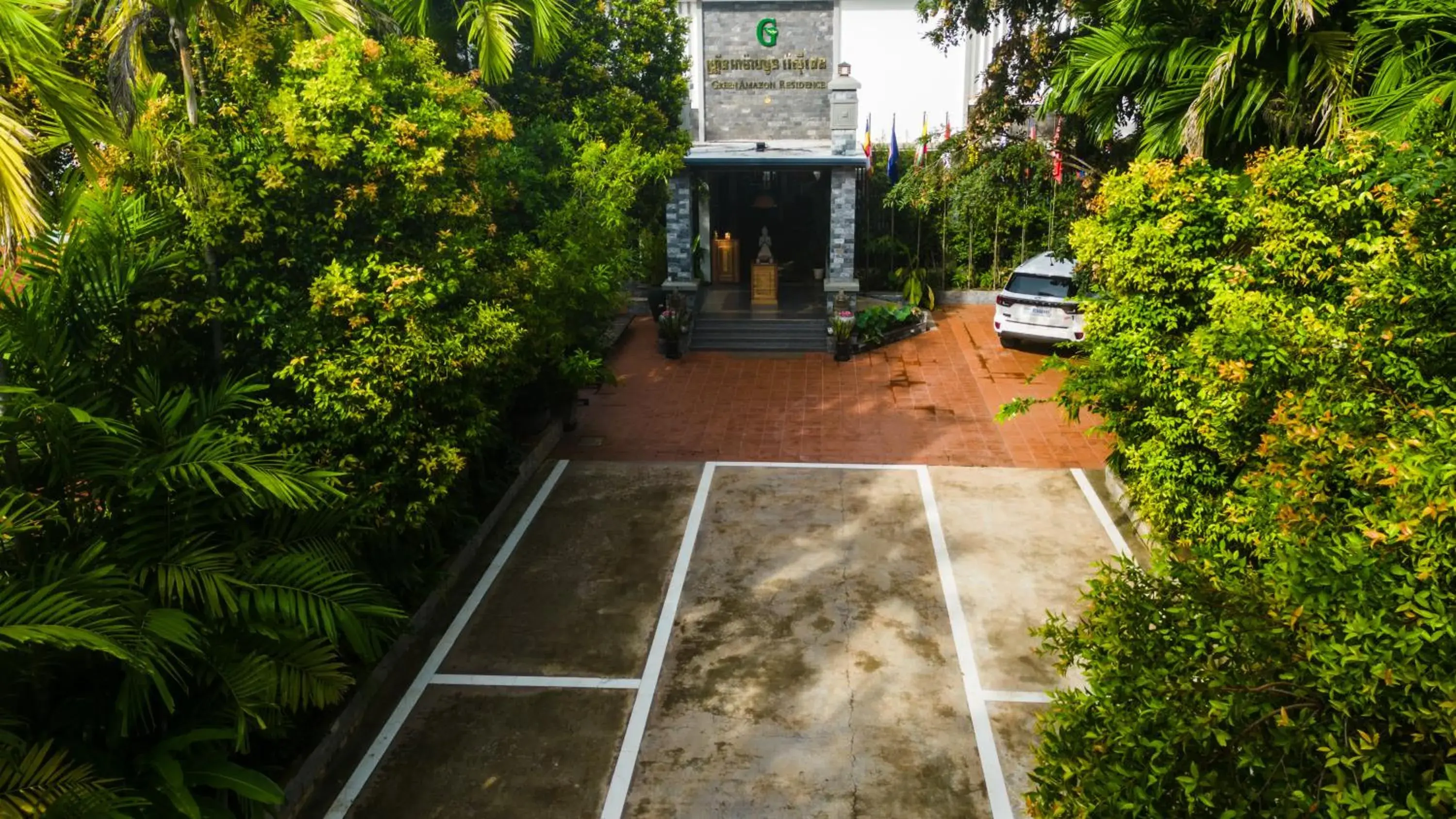 Facade/entrance in Green Amazon Residence Facade/entrance in Green Amazon Residence