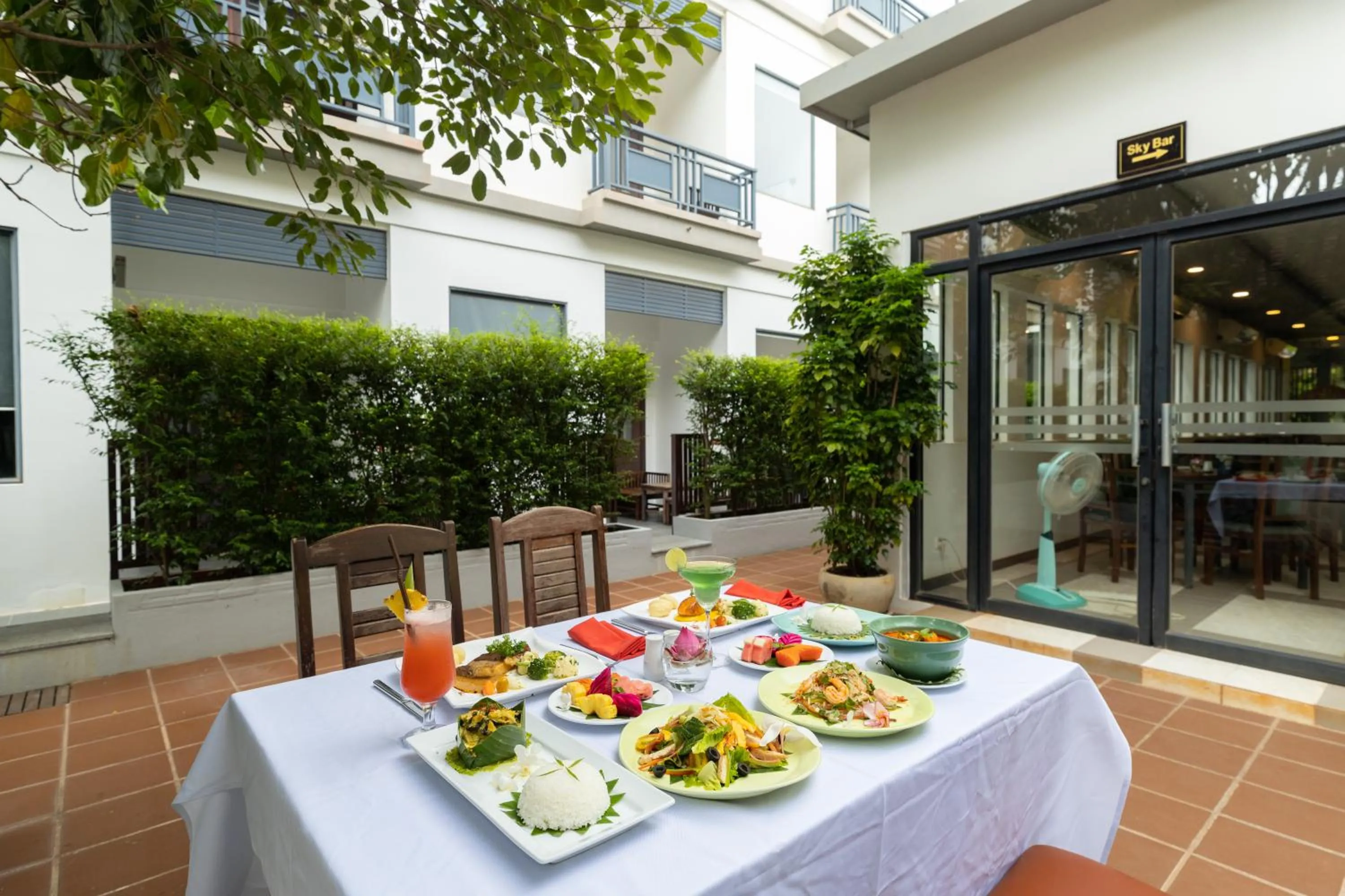 Restaurant/places to eat in Green Amazon Residence