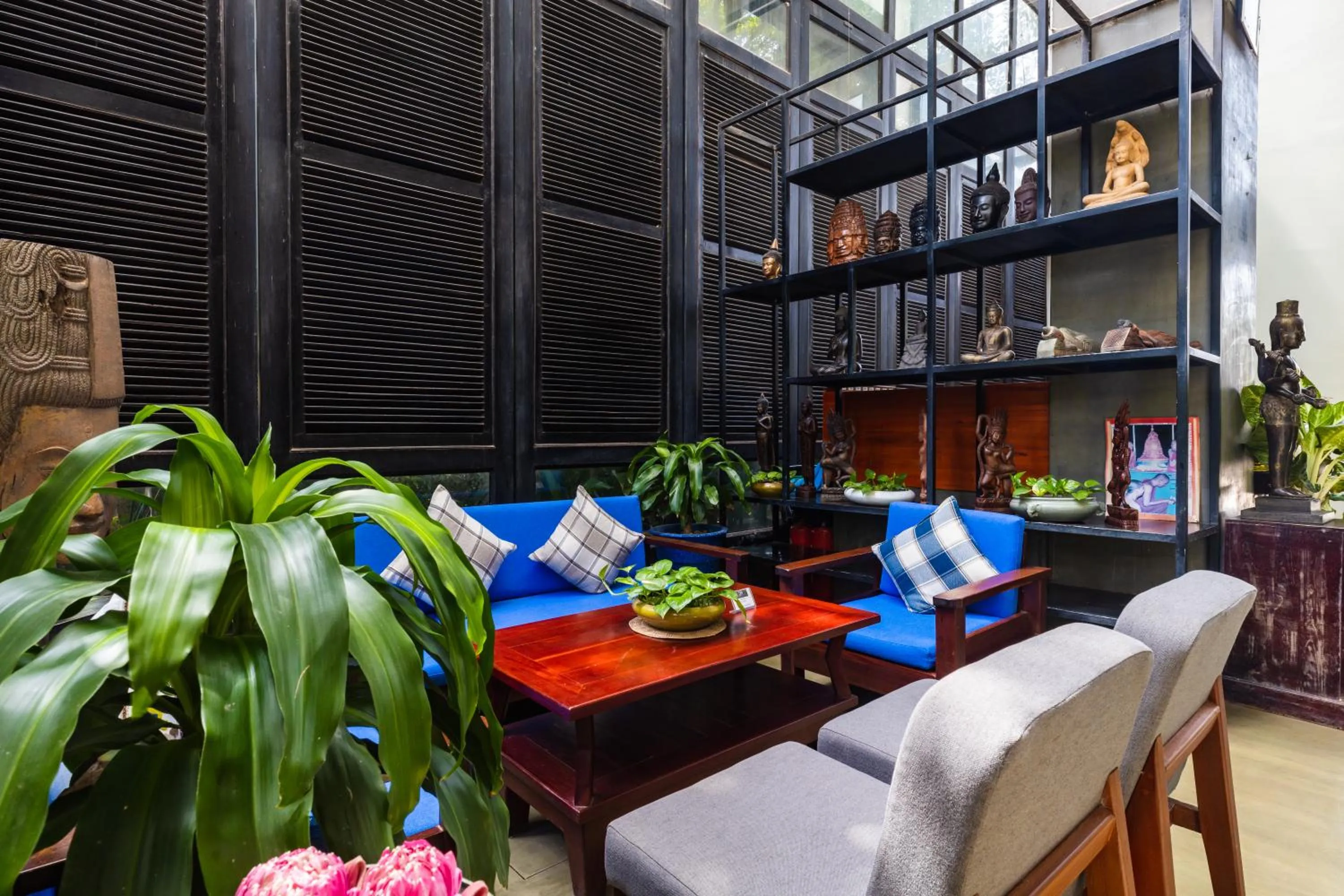 Seating area in Bayon Modern Residence