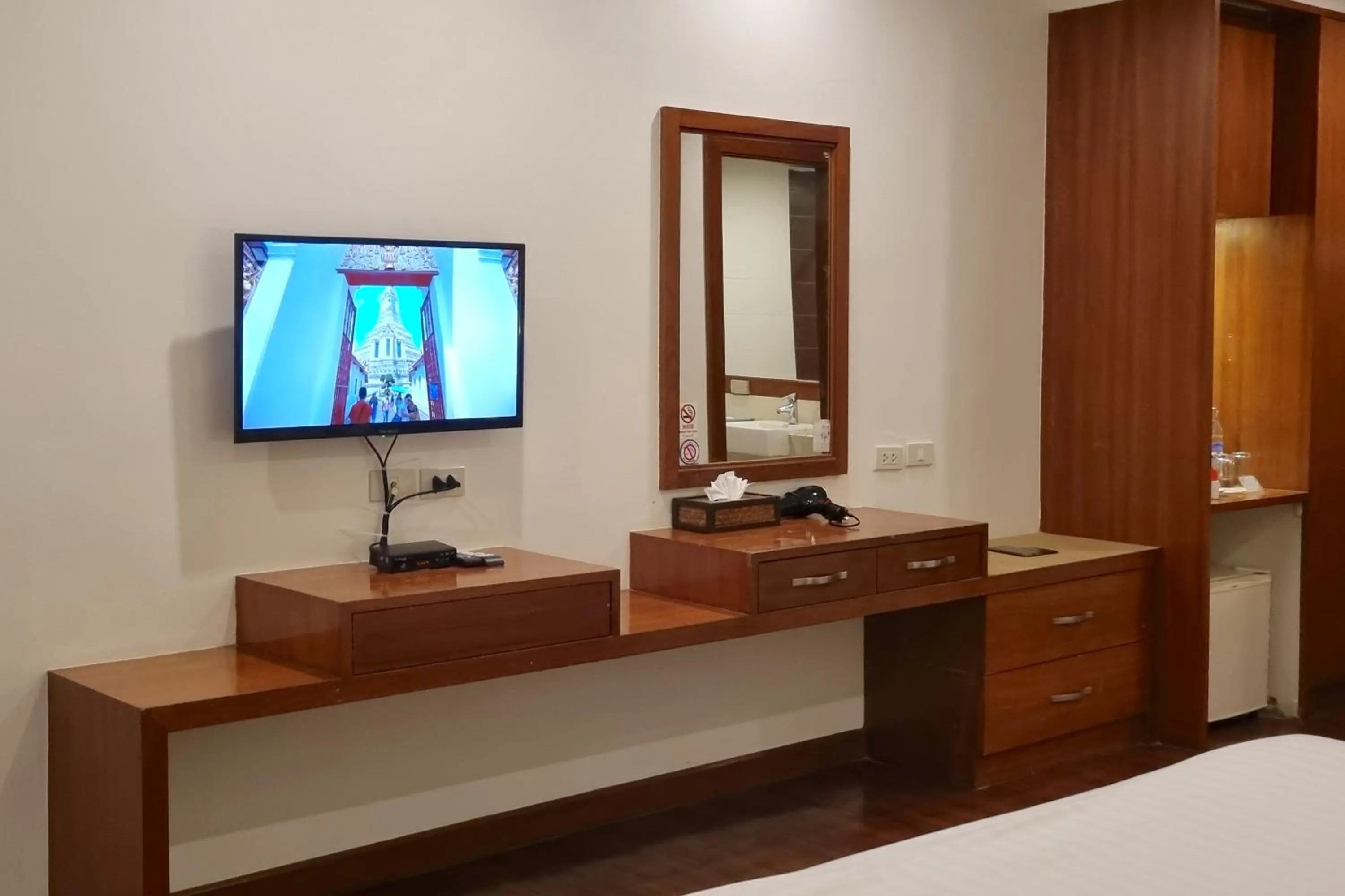 TV and multimedia in Lantana Resort Hotel Bangkok