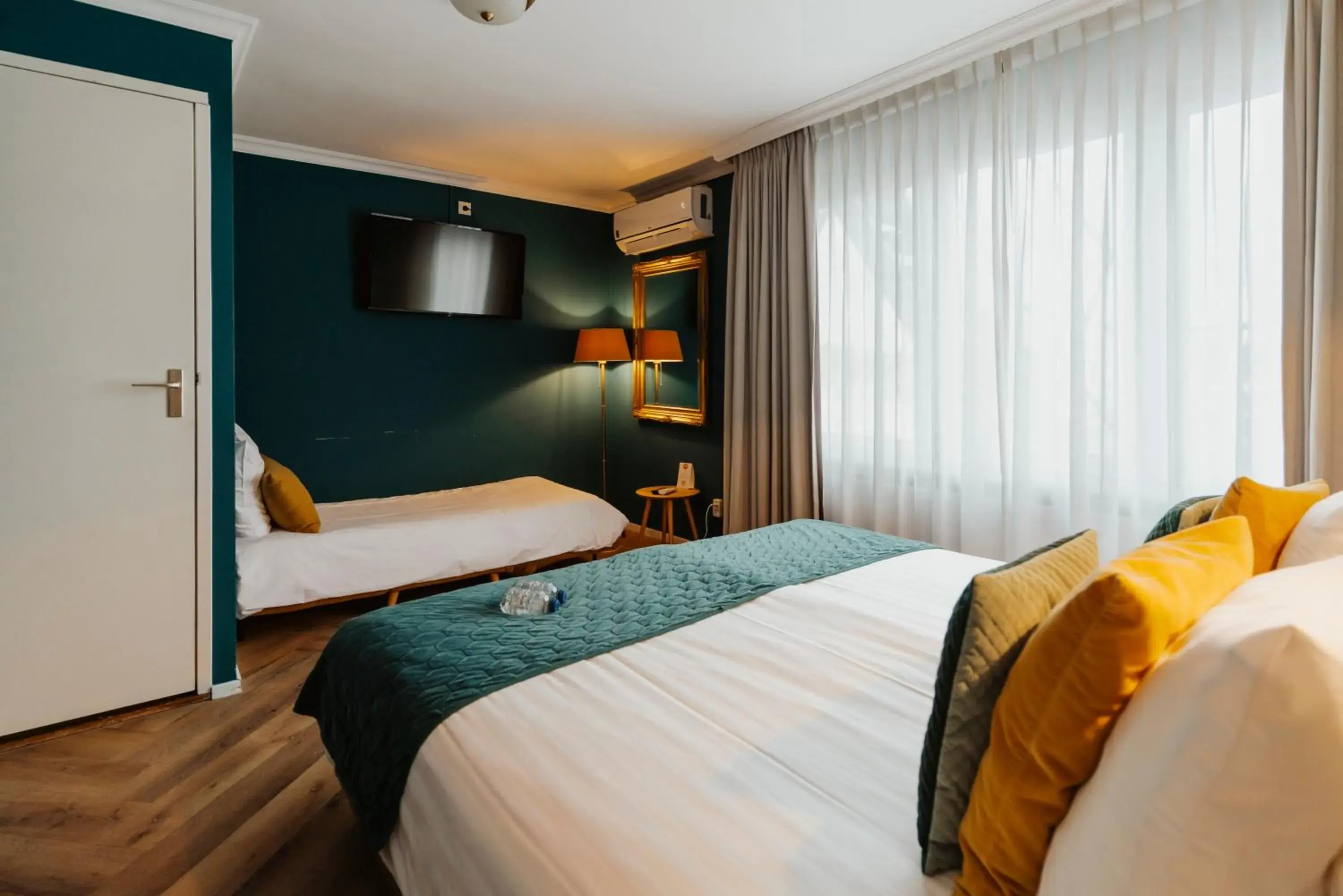 Triple Room with Private Bathroom in Hotel Janssen Triple Room with Private Bathroom in Hotel Janssen