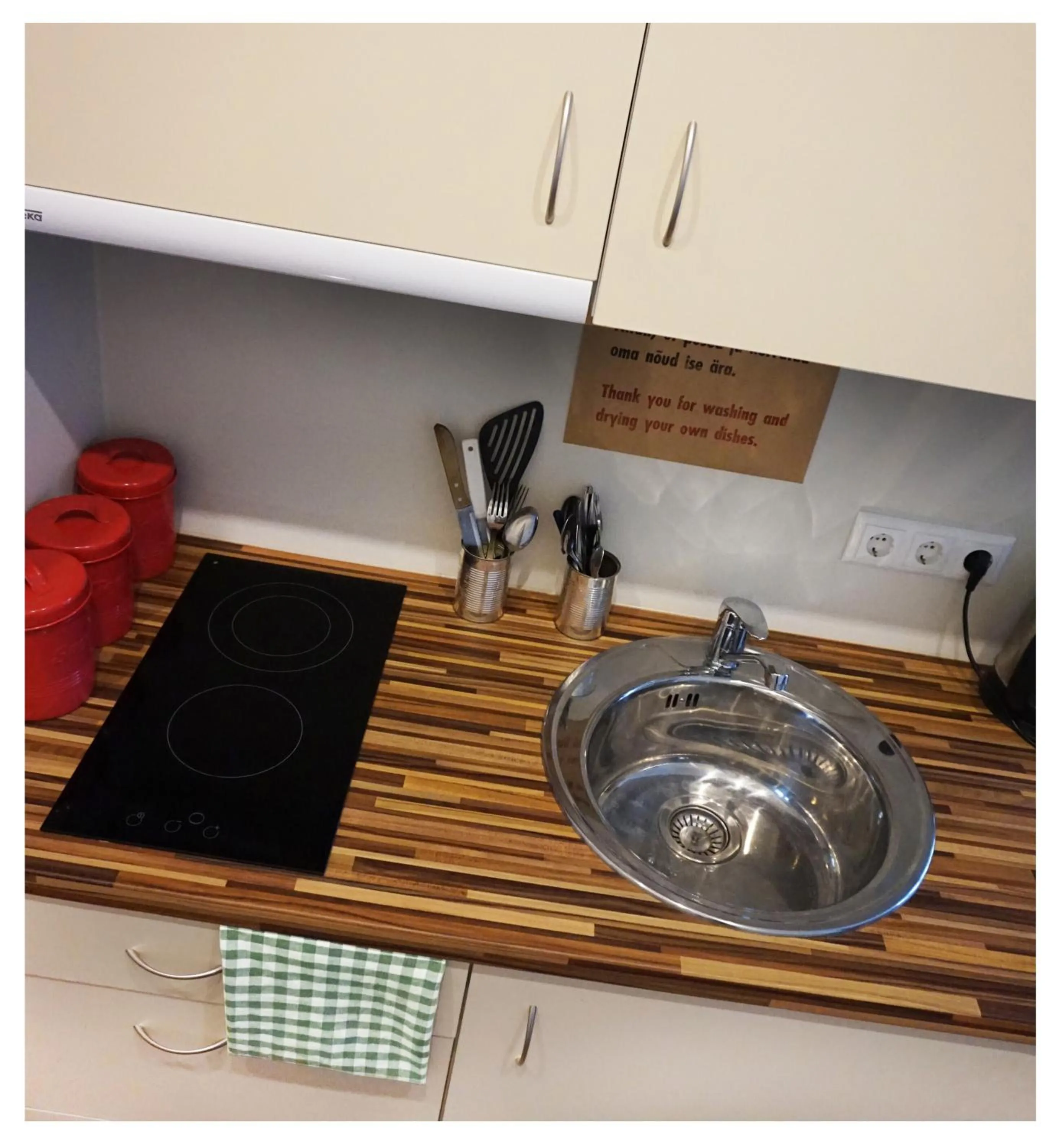 Kitchen or kitchenette in Looming Hostel