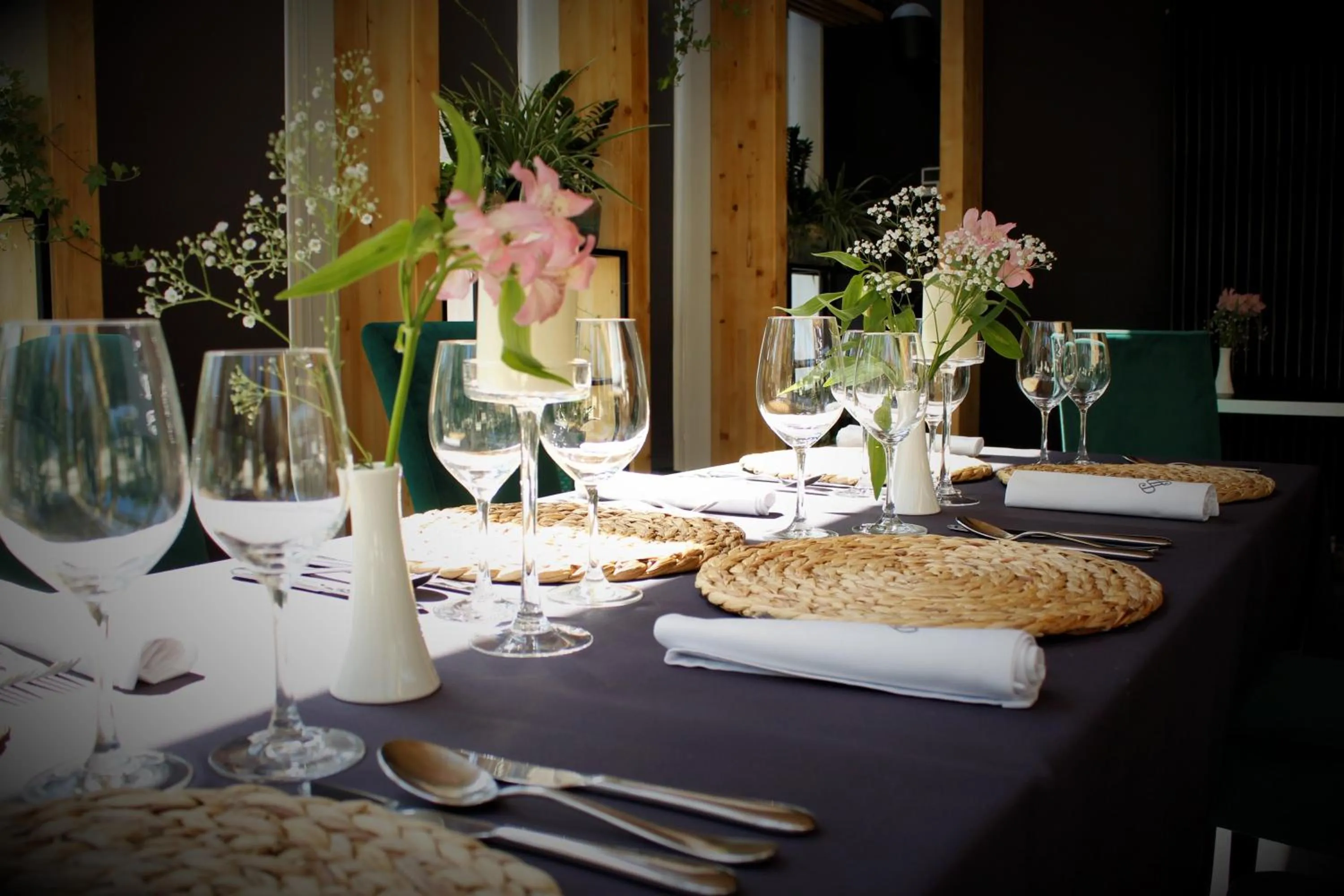 Restaurant/places to eat in Platinum Residence Boutique