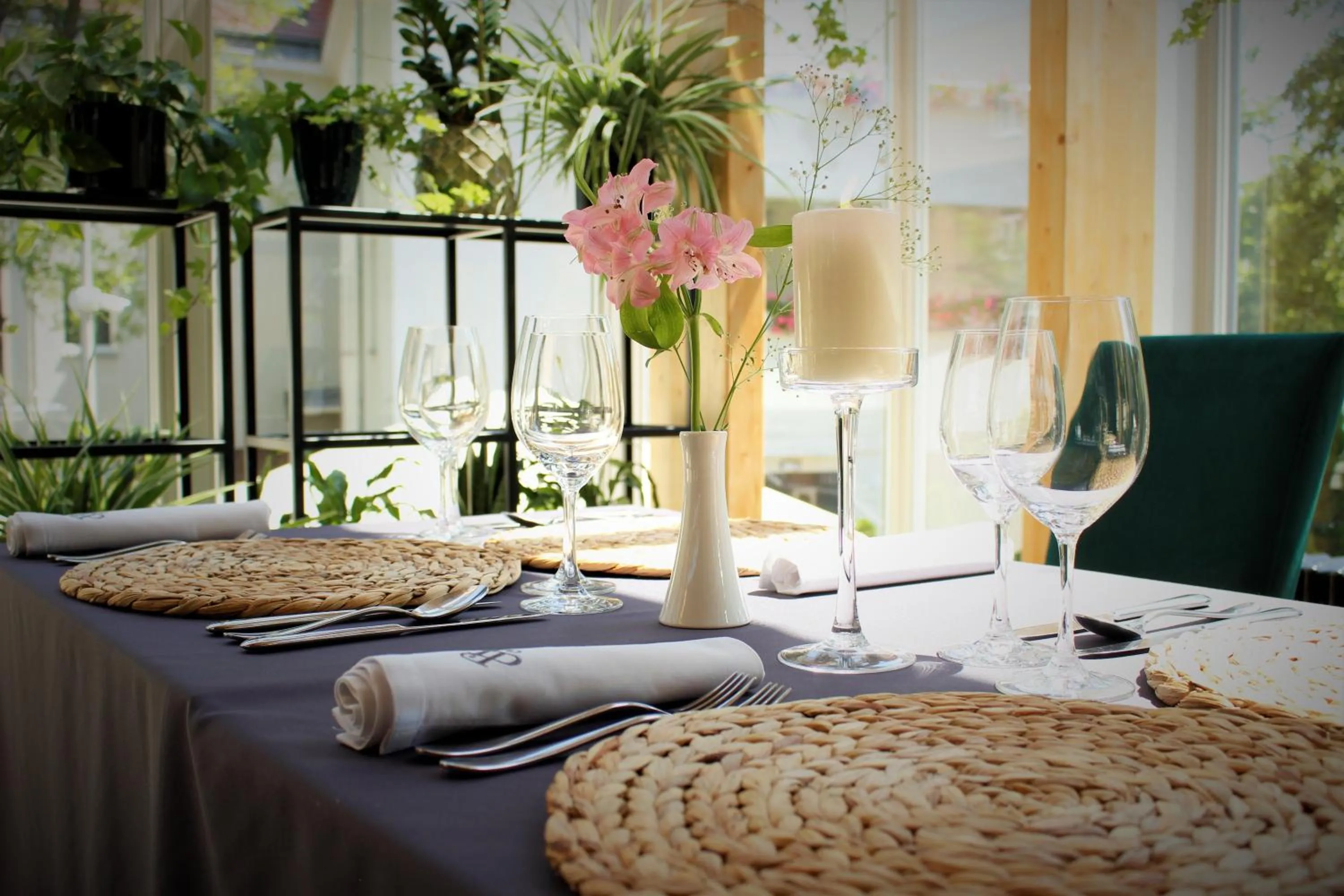 Restaurant/places to eat in Platinum Residence Boutique