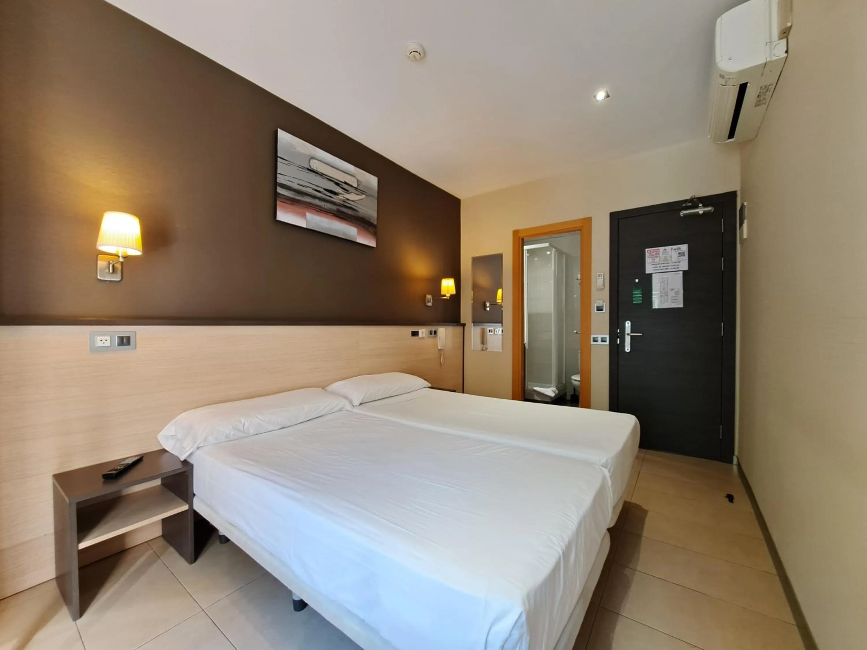 Photo of the whole room, Bed in Hostal Las Flores Ramblas