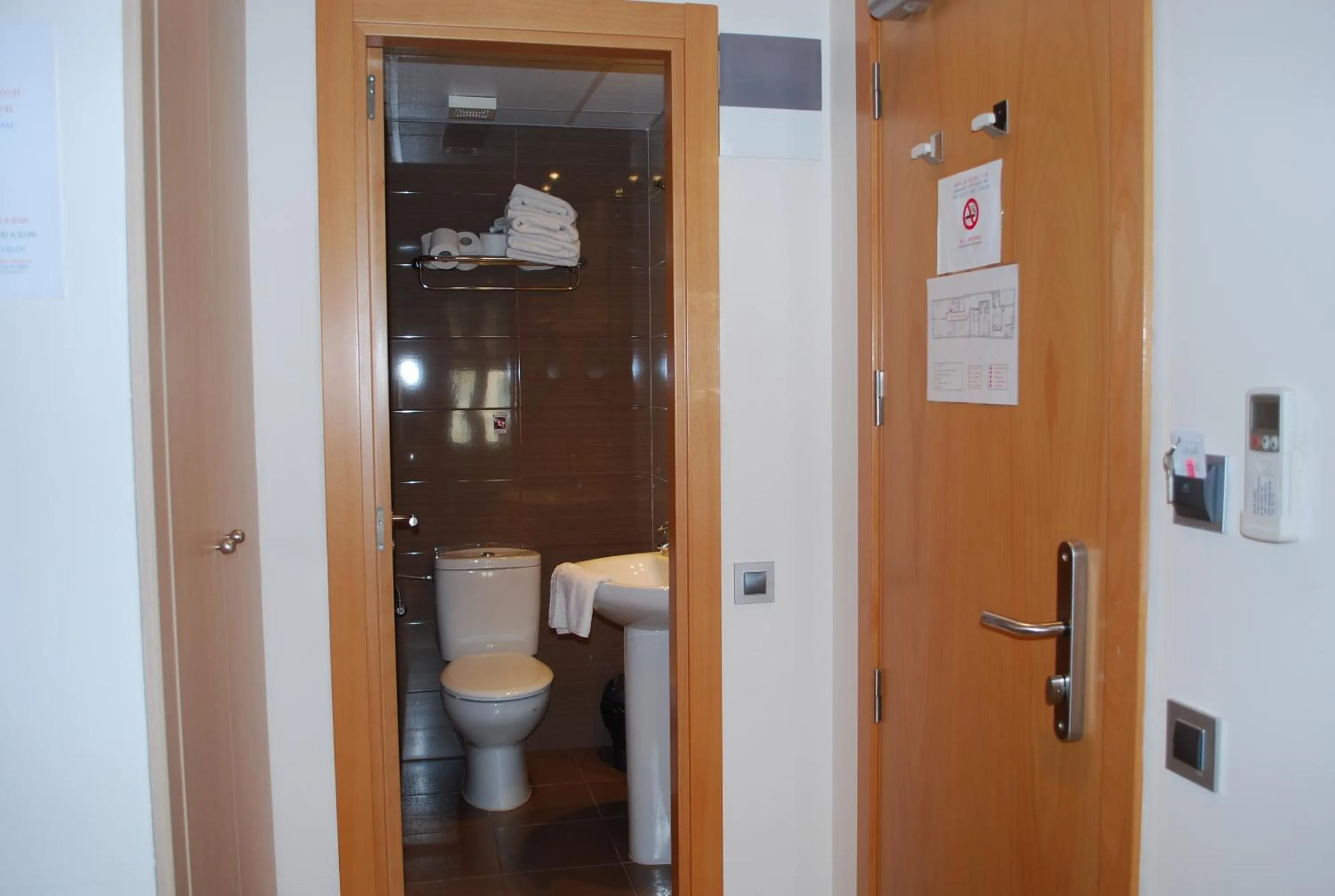 Bathroom in Hostal Las Flores Ramblas