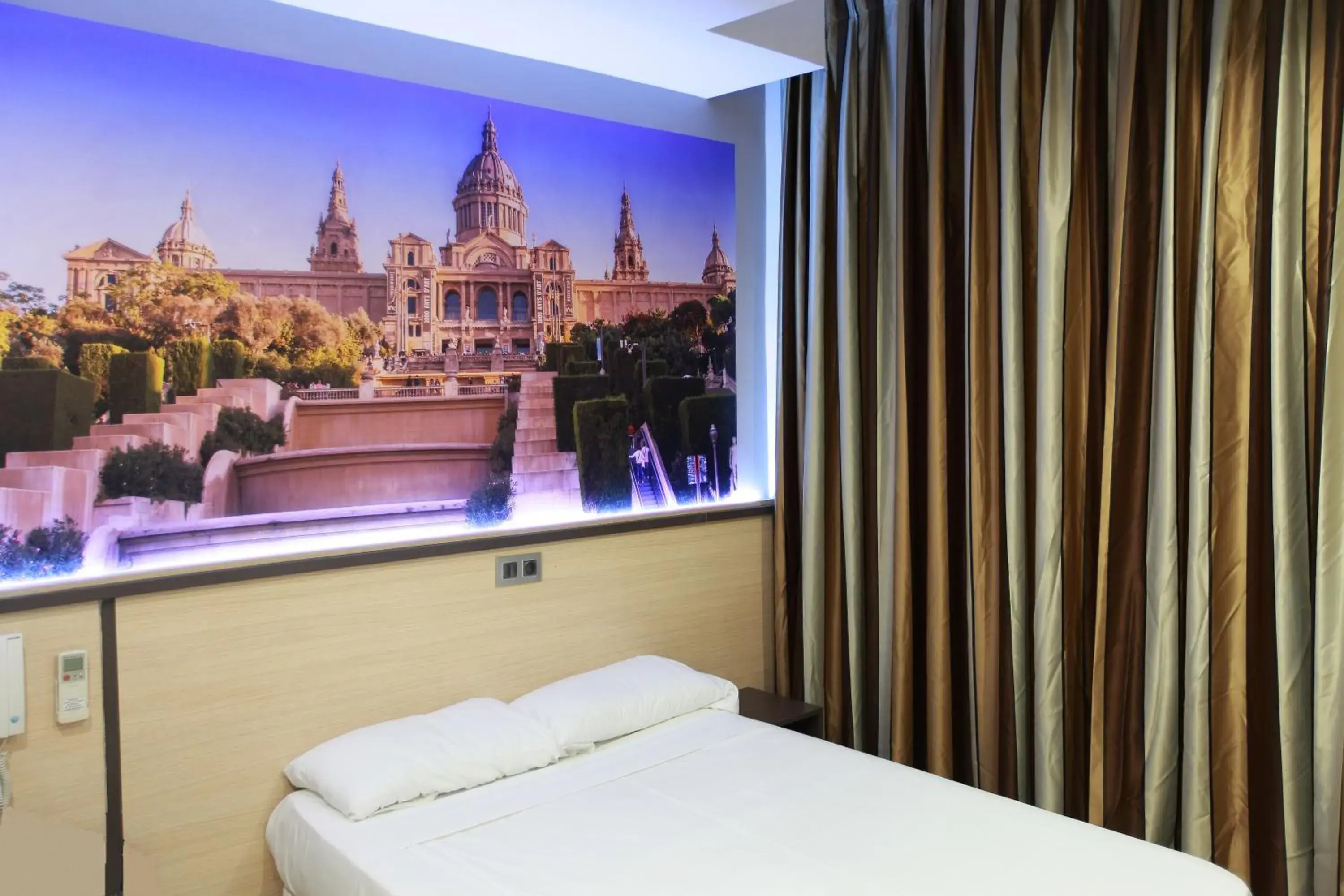 Bedroom, Bed in Hostal Las Flores Ramblas Bedroom, Bed in Hostal Las Flores Ramblas