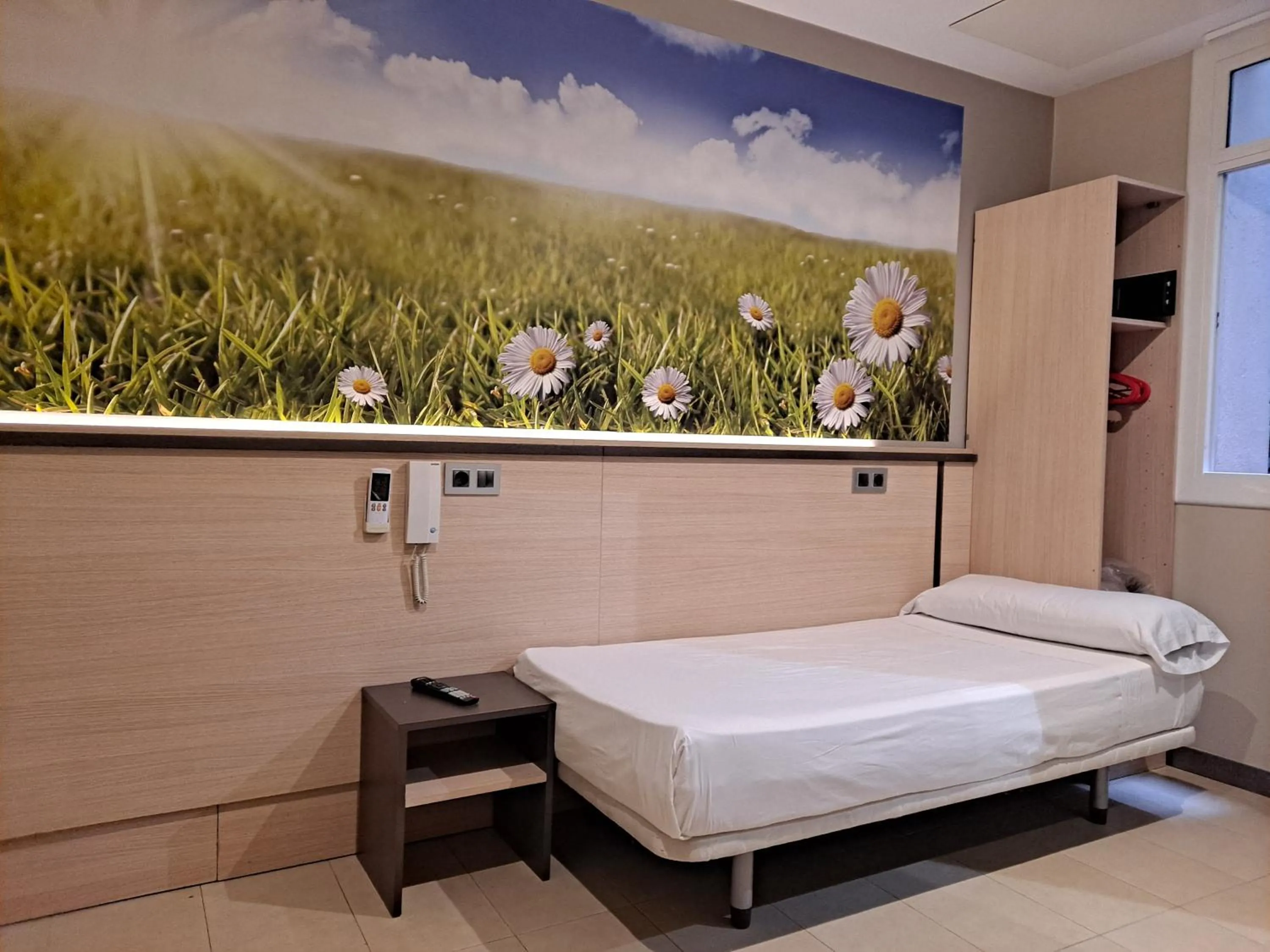 Bedroom, Bed in Hostal Las Flores Ramblas