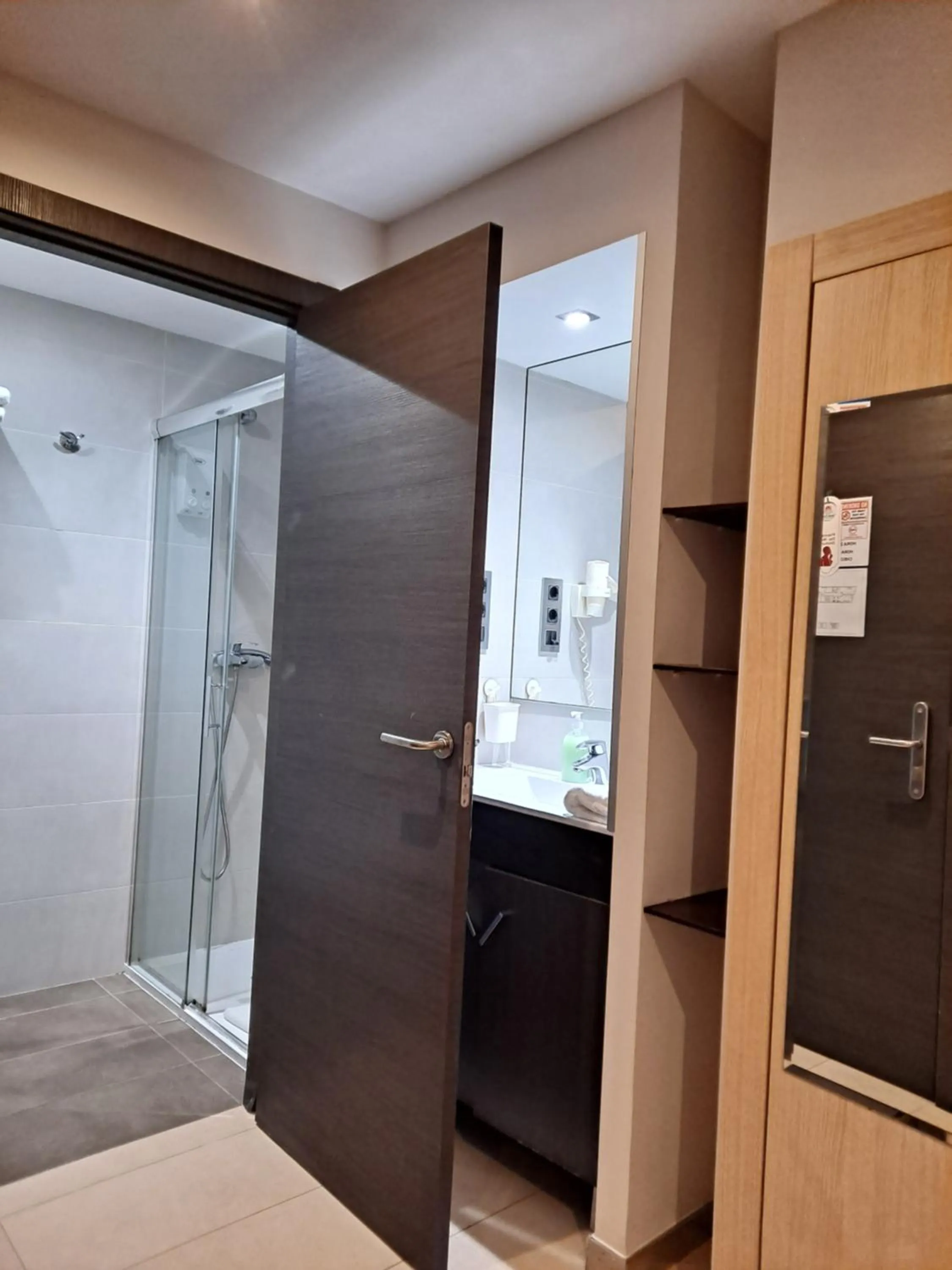 Bathroom in Hostal Las Flores Ramblas