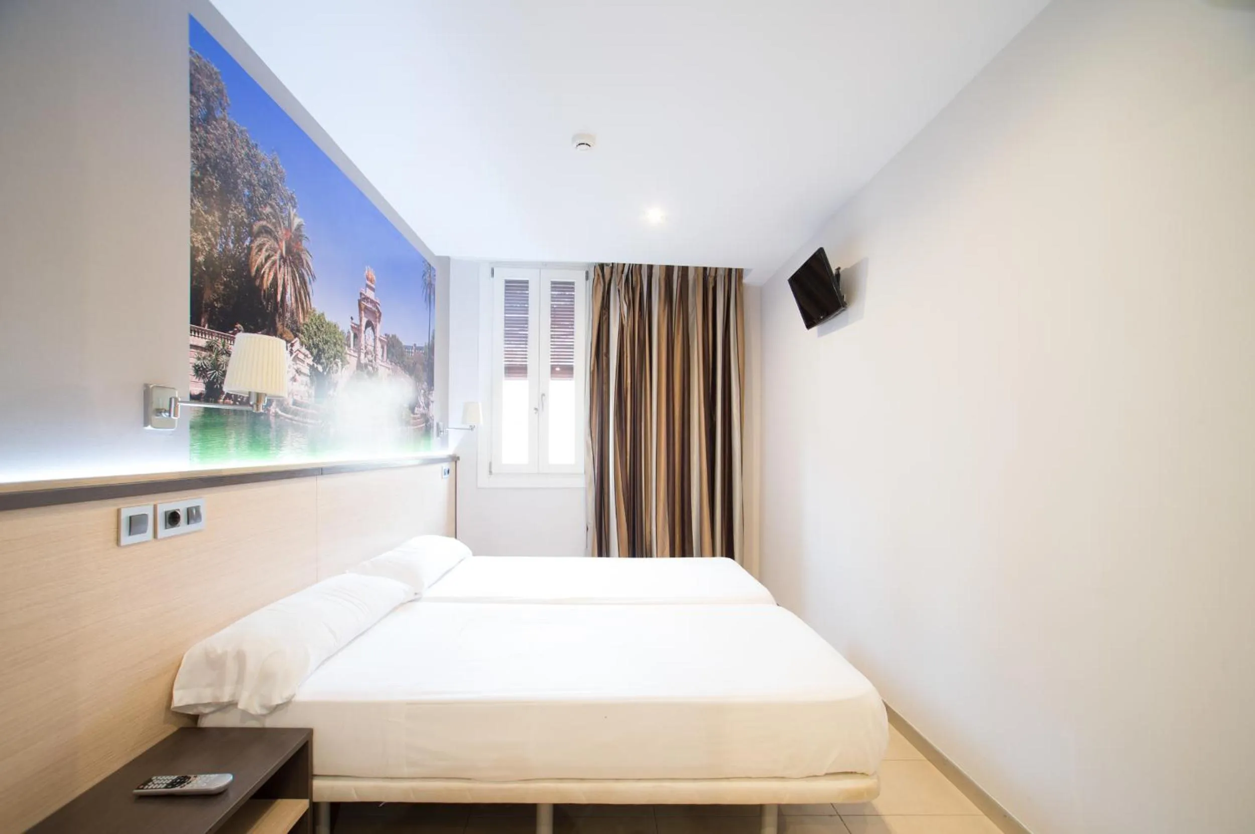 Photo of the whole room, Bed in Hostal Las Flores Ramblas