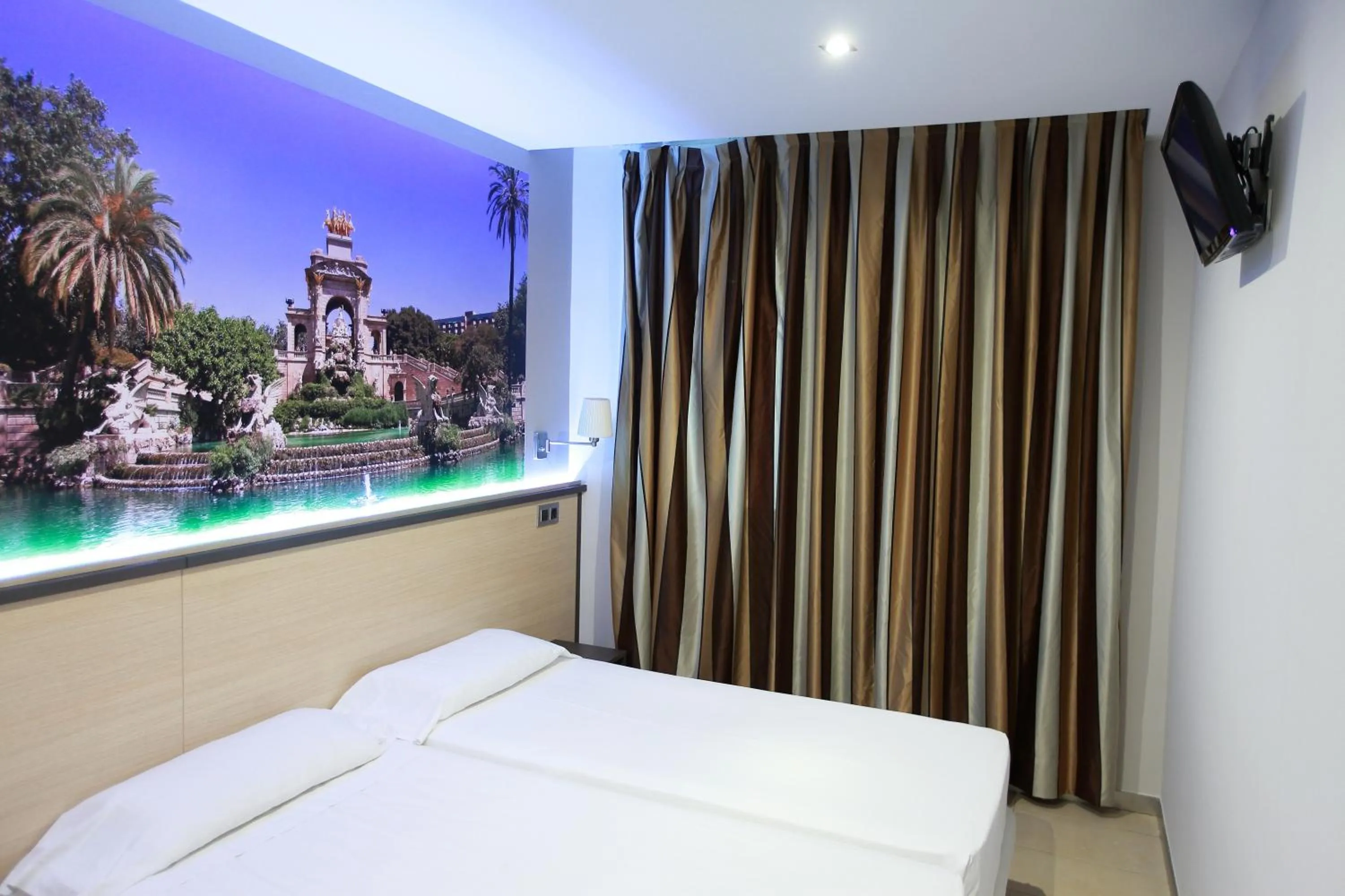 Bedroom, Bed in Hostal Las Flores Ramblas